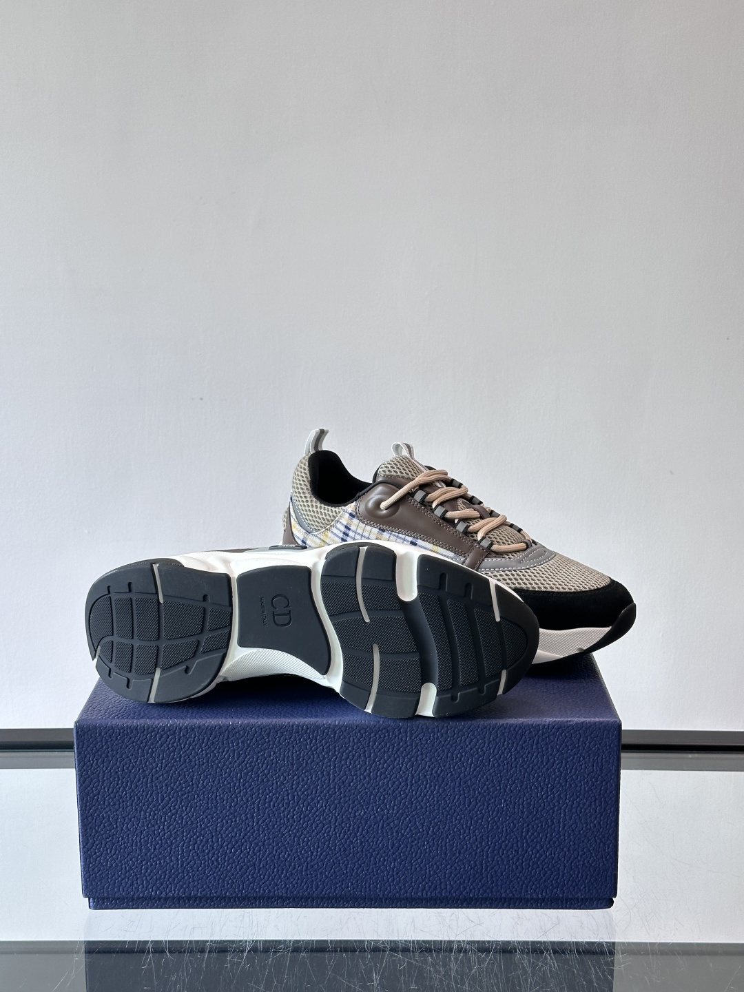 Dior B22复古慢跑鞋，灵感来自经典慢跑鞋，低帮厚底设计，牛皮革+网眼织物拼接，质感满分又透气。黑白