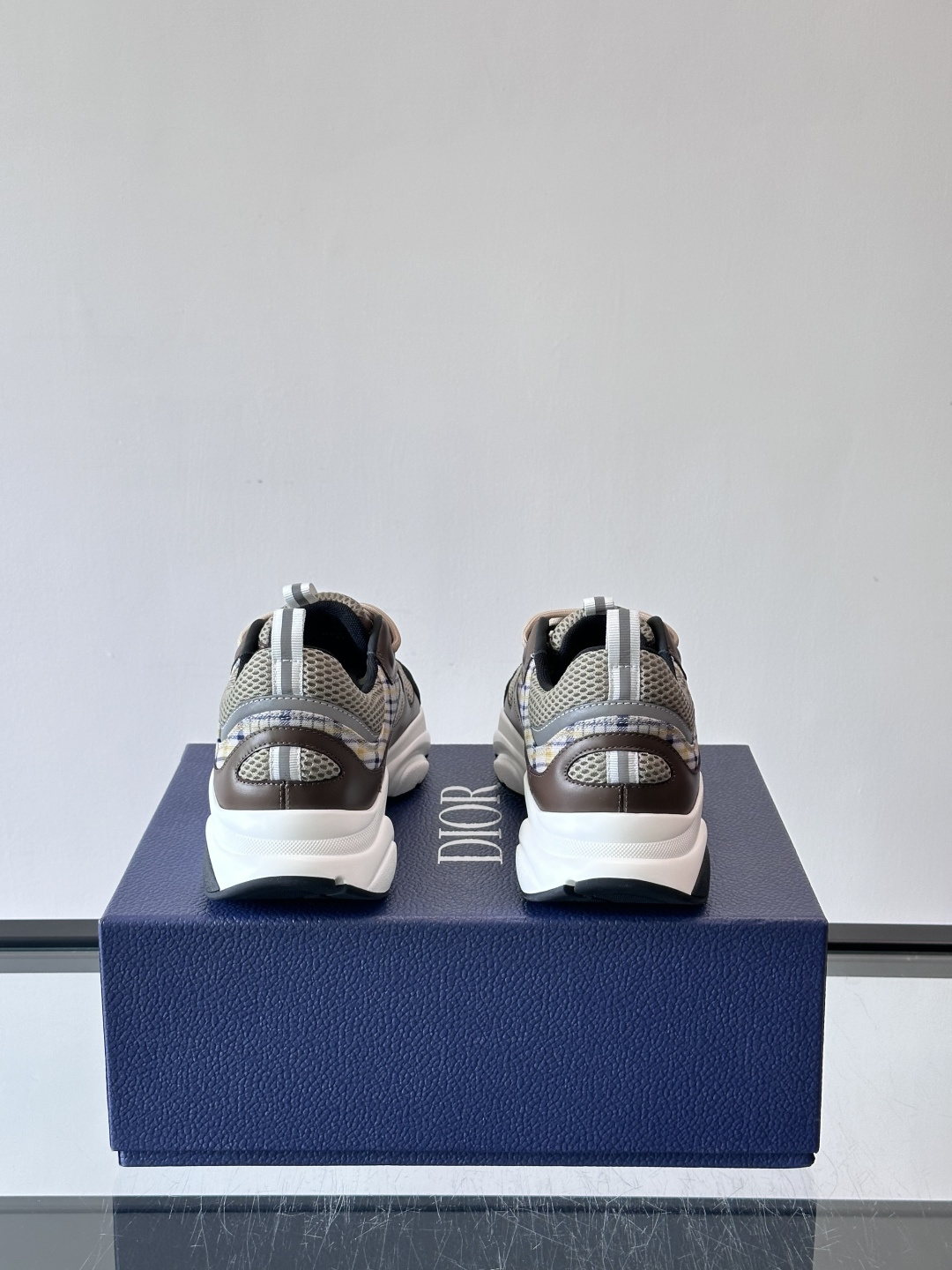 Dior B22复古慢跑鞋，灵感来自经典慢跑鞋，低帮厚底设计，牛皮革+网眼织物拼接，质感满分又透气。黑白