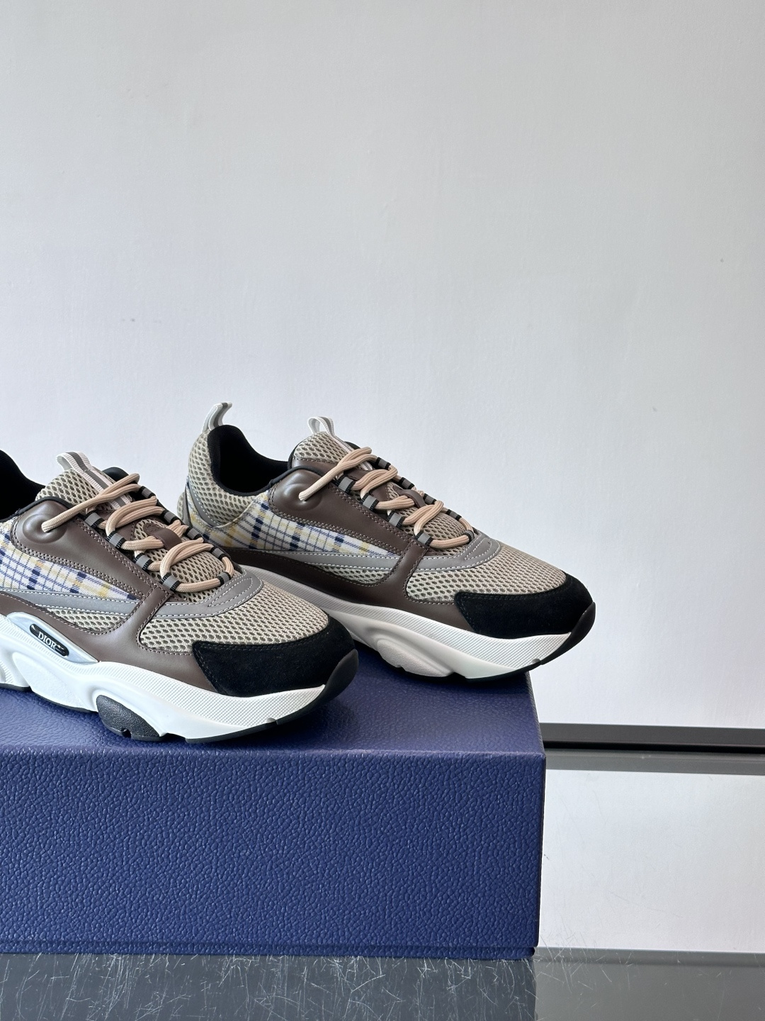 Dior B22复古慢跑鞋，灵感来自经典慢跑鞋，低帮厚底设计，牛皮革+网眼织物拼接，质感满分又透气。黑白