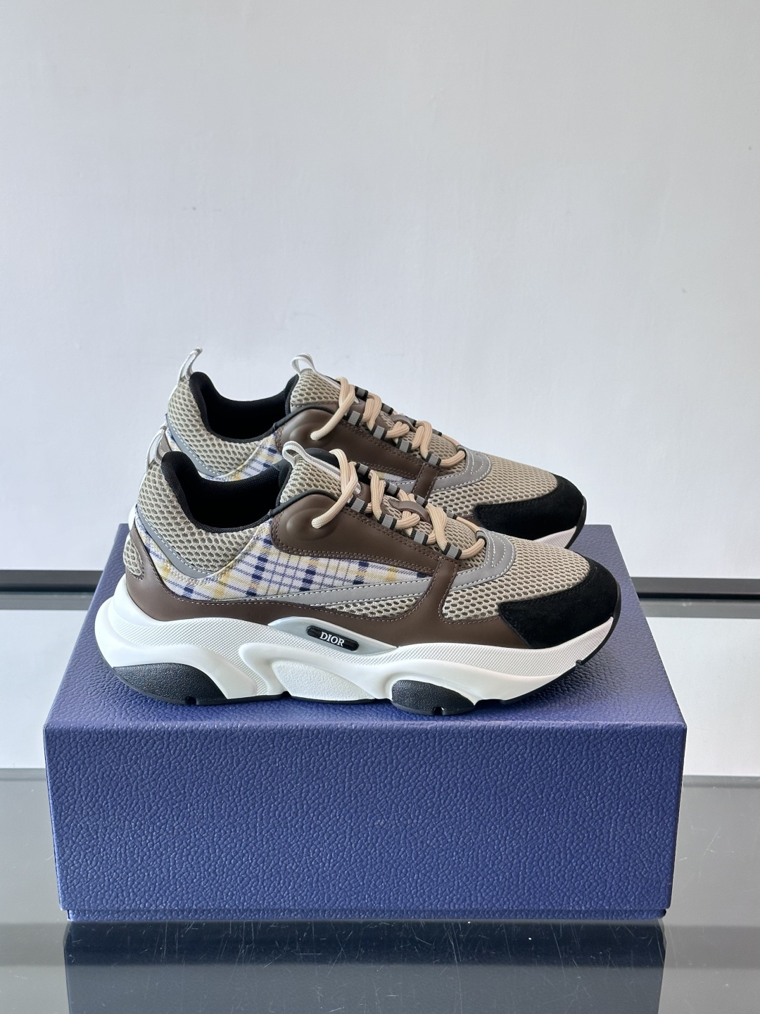 Dior B22复古慢跑鞋，灵感来自经典慢跑鞋，低帮厚底设计，牛皮革+网眼织物拼接，质感满分又透气。黑白