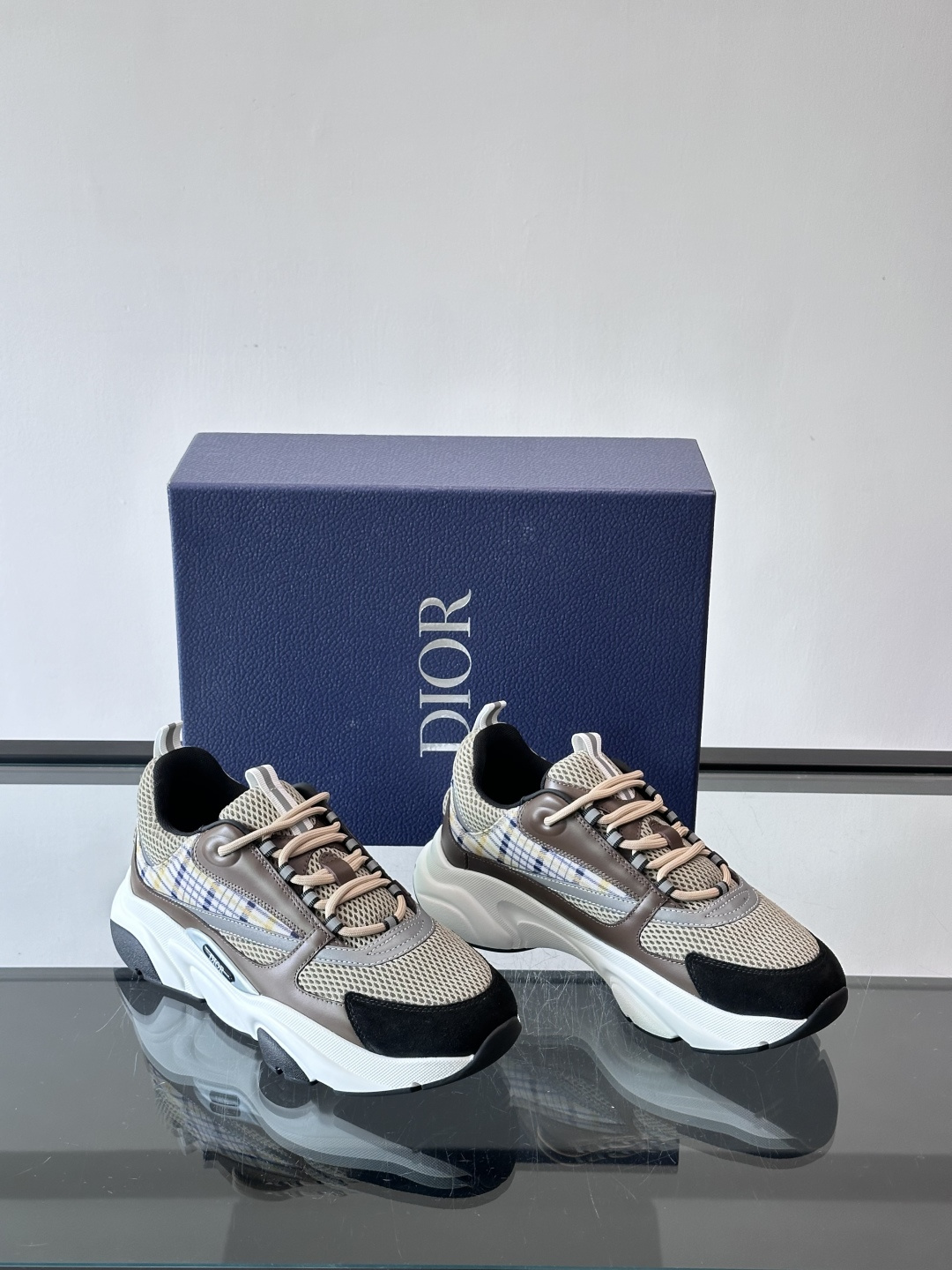 Dior B22复古慢跑鞋，灵感来自经典慢跑鞋，低帮厚底设计，牛皮革+网眼织物拼接，质感满分又透气。黑白