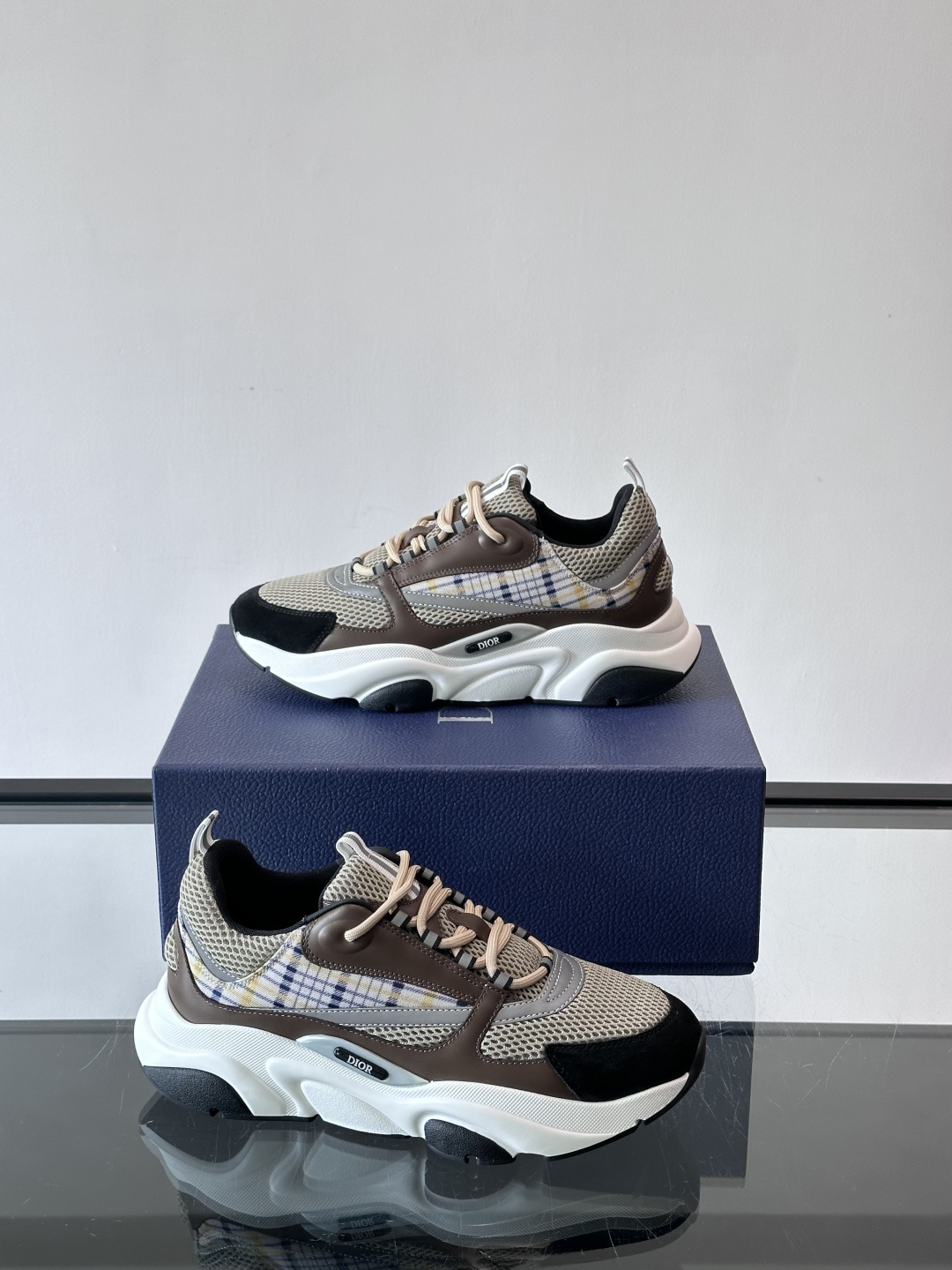 Dior B22复古慢跑鞋，灵感来自经典慢跑鞋，低帮厚底设计，牛皮革+网眼织物拼接，质感满分又透气。黑白