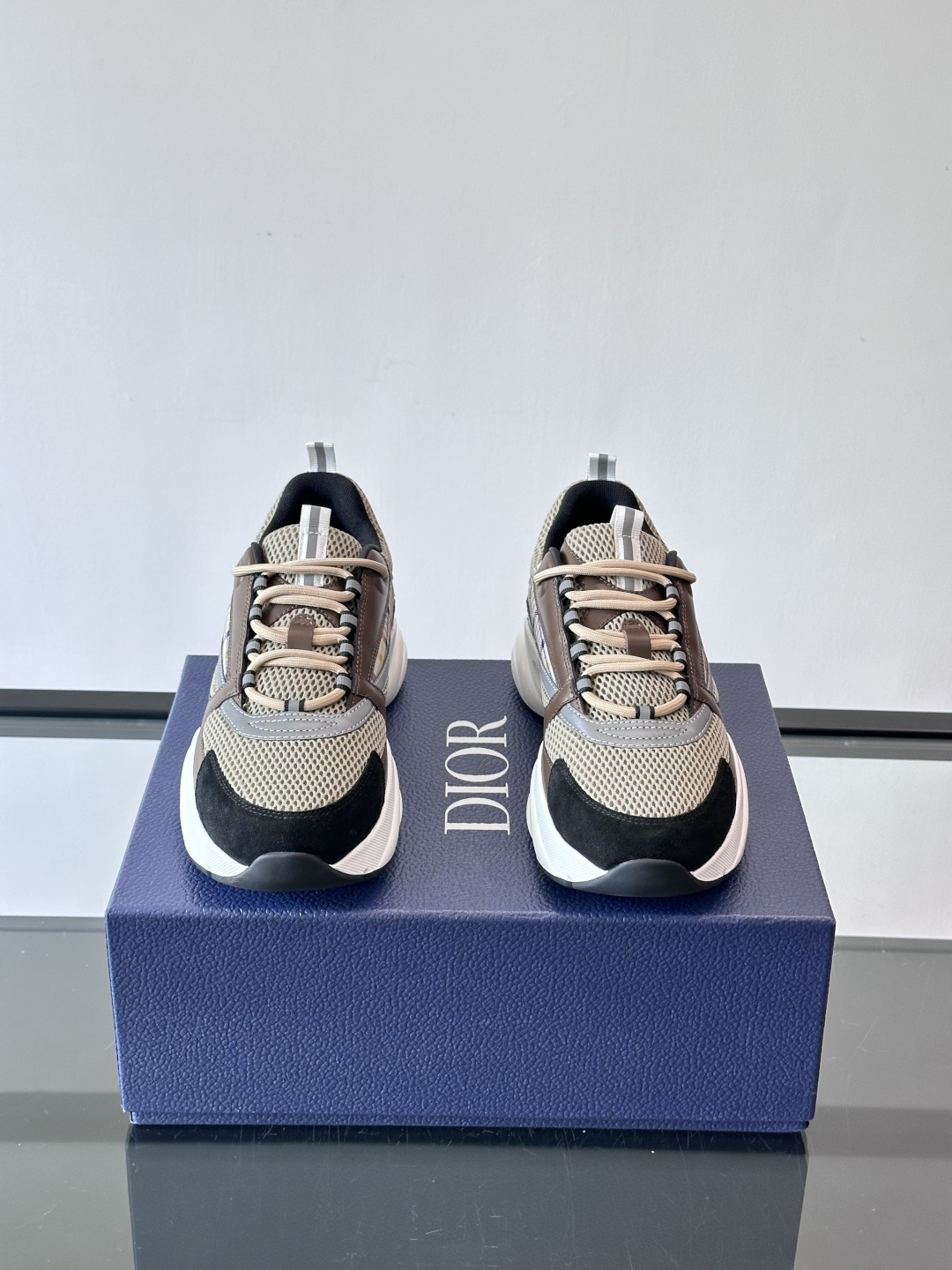 Dior B22复古慢跑鞋，灵感来自经典慢跑鞋，低帮厚底设计，牛皮革+网眼织物拼接，质感满分又透气。黑白
