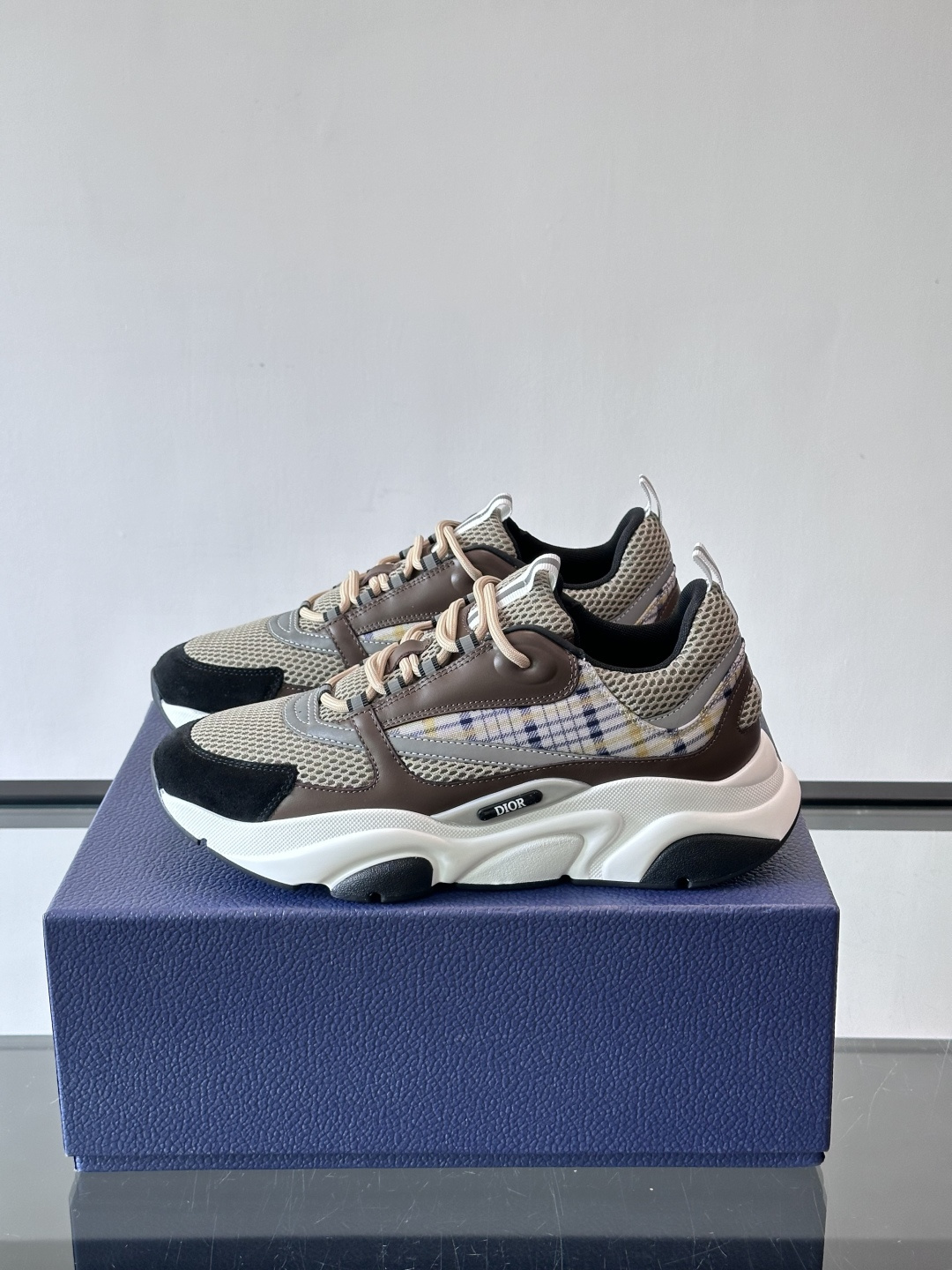 Dior B22复古慢跑鞋，灵感来自经典慢跑鞋，低帮厚底设计，牛皮革+网眼织物拼接，质感满分又透气。黑白
