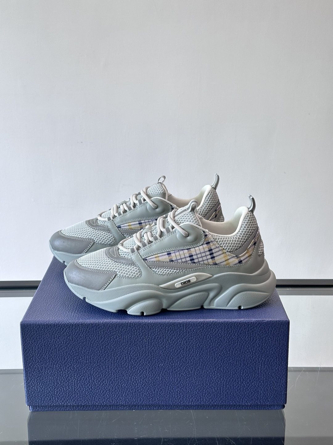 Dior B22复古慢跑鞋，灵感来自经典慢跑鞋，低帮厚底设计，牛皮革+网眼织物拼接，质感满分又透气。黑白
