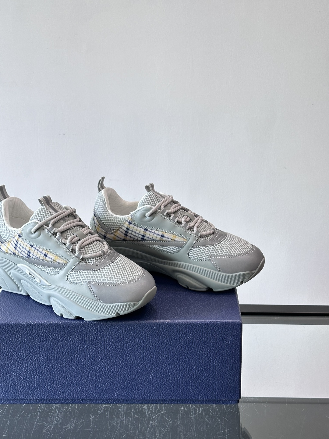 Dior B22复古慢跑鞋，灵感来自经典慢跑鞋，低帮厚底设计，牛皮革+网眼织物拼接，质感满分又透气。黑白