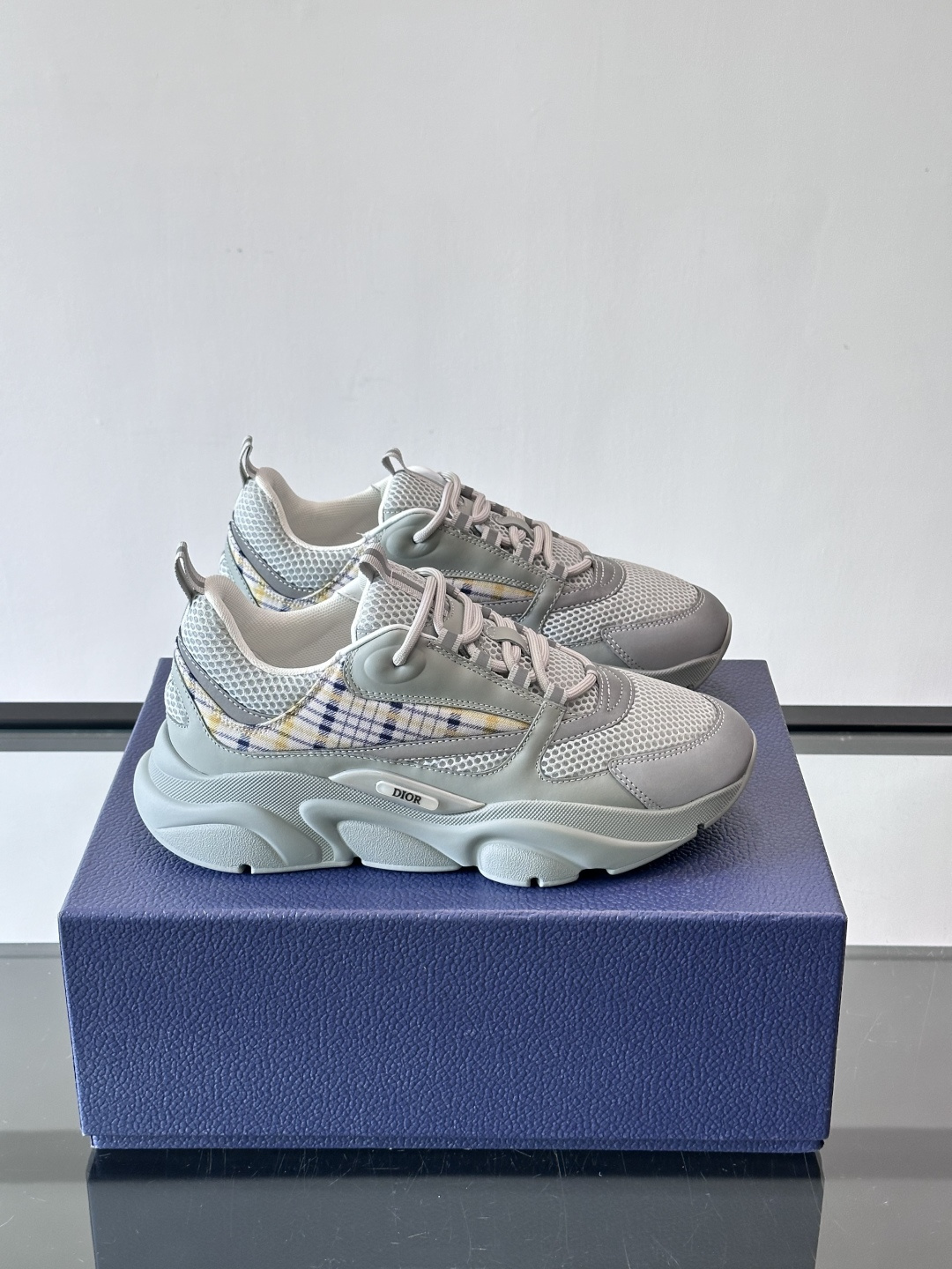 Dior B22复古慢跑鞋，灵感来自经典慢跑鞋，低帮厚底设计，牛皮革+网眼织物拼接，质感满分又透气。黑白