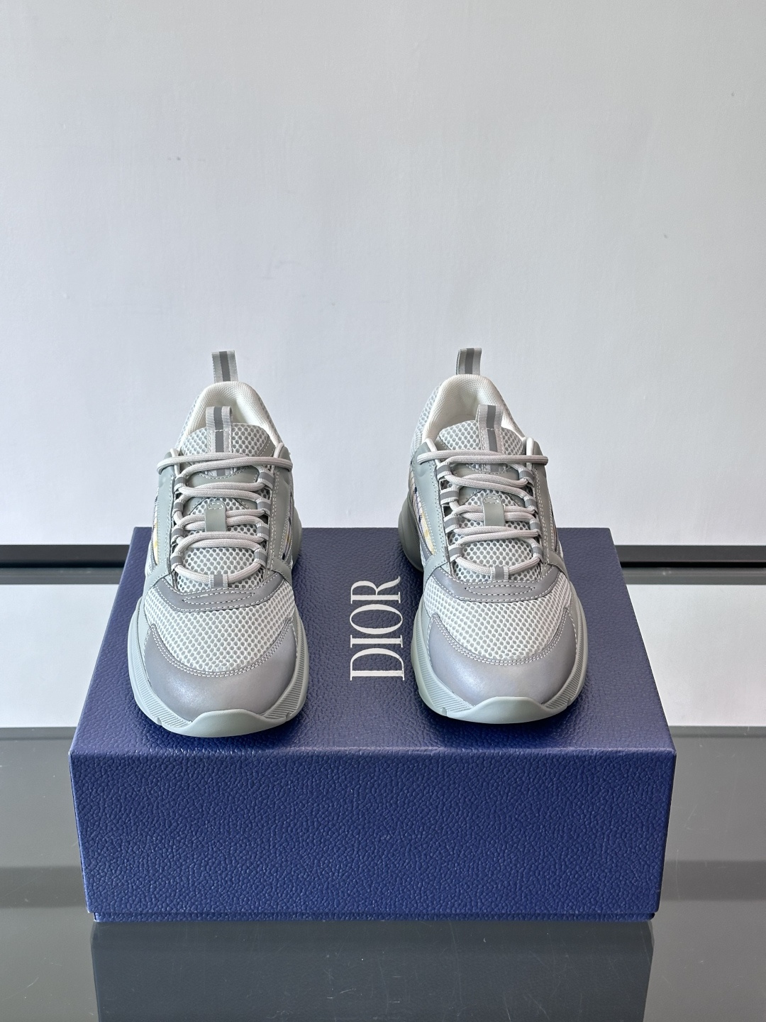 Dior B22复古慢跑鞋，灵感来自经典慢跑鞋，低帮厚底设计，牛皮革+网眼织物拼接，质感满分又透气。黑白