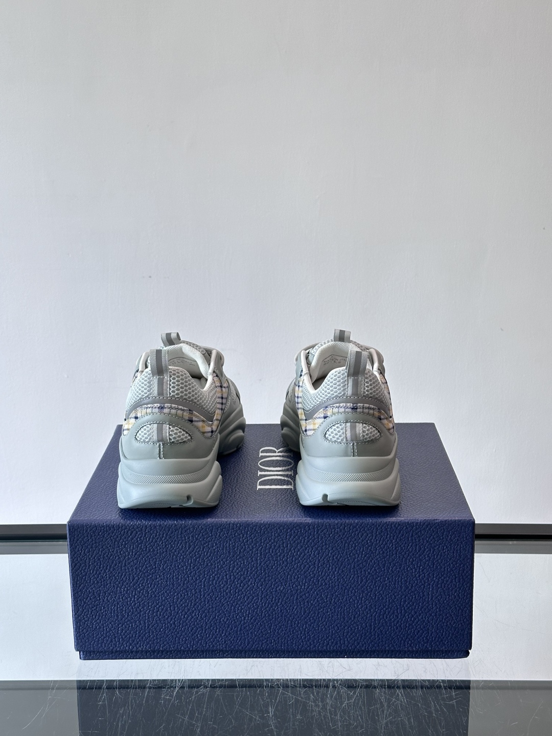 Dior B22复古慢跑鞋，灵感来自经典慢跑鞋，低帮厚底设计，牛皮革+网眼织物拼接，质感满分又透气。黑白