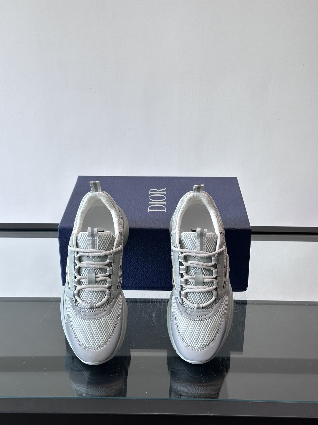 Dior B22复古慢跑鞋，灵感来自经典慢跑鞋，低帮厚底设计，牛皮革+网眼织物拼接，质感满分又透气。黑白