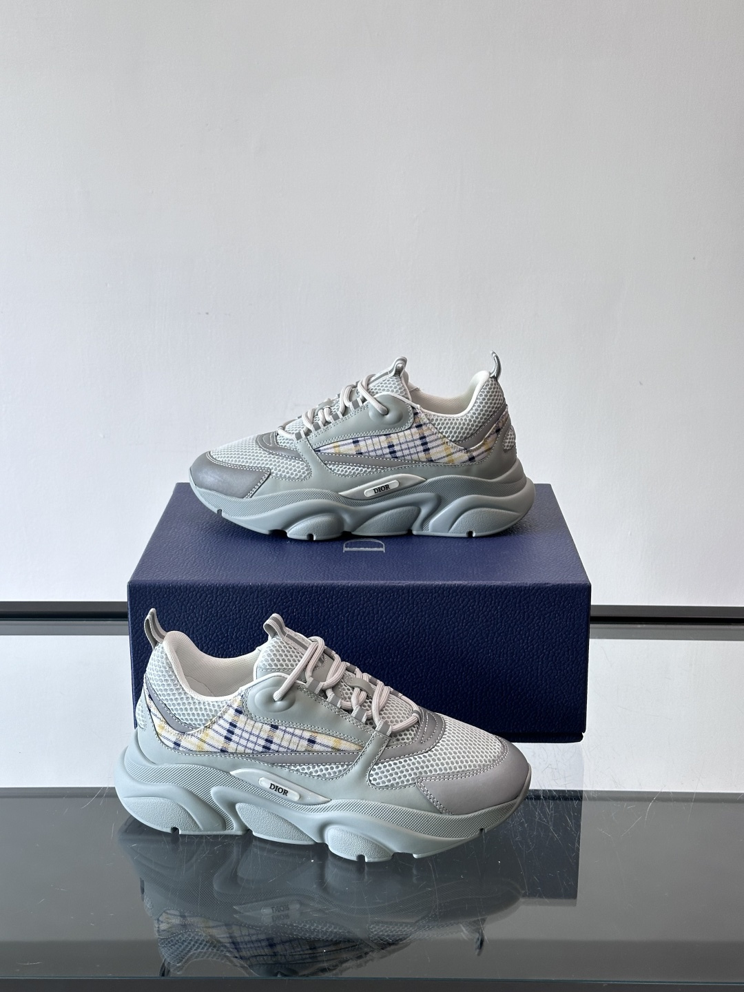 Dior B22复古慢跑鞋，灵感来自经典慢跑鞋，低帮厚底设计，牛皮革+网眼织物拼接，质感满分又透气。黑白