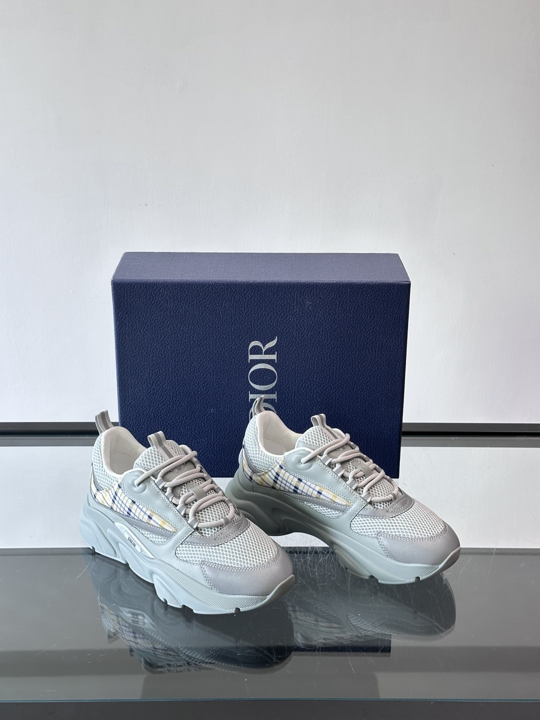 Dior B22复古慢跑鞋，灵感来自经典慢跑鞋，低帮厚底设计，牛皮革+网眼织物拼接，质感满分又透气。黑白