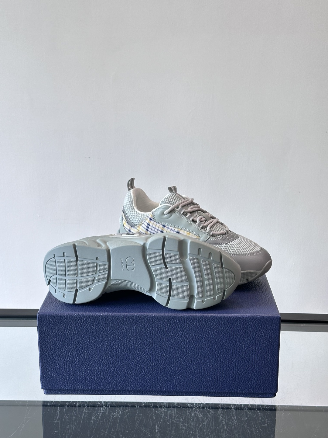 Dior B22复古慢跑鞋，灵感来自经典慢跑鞋，低帮厚底设计，牛皮革+网眼织物拼接，质感满分又透气。黑白