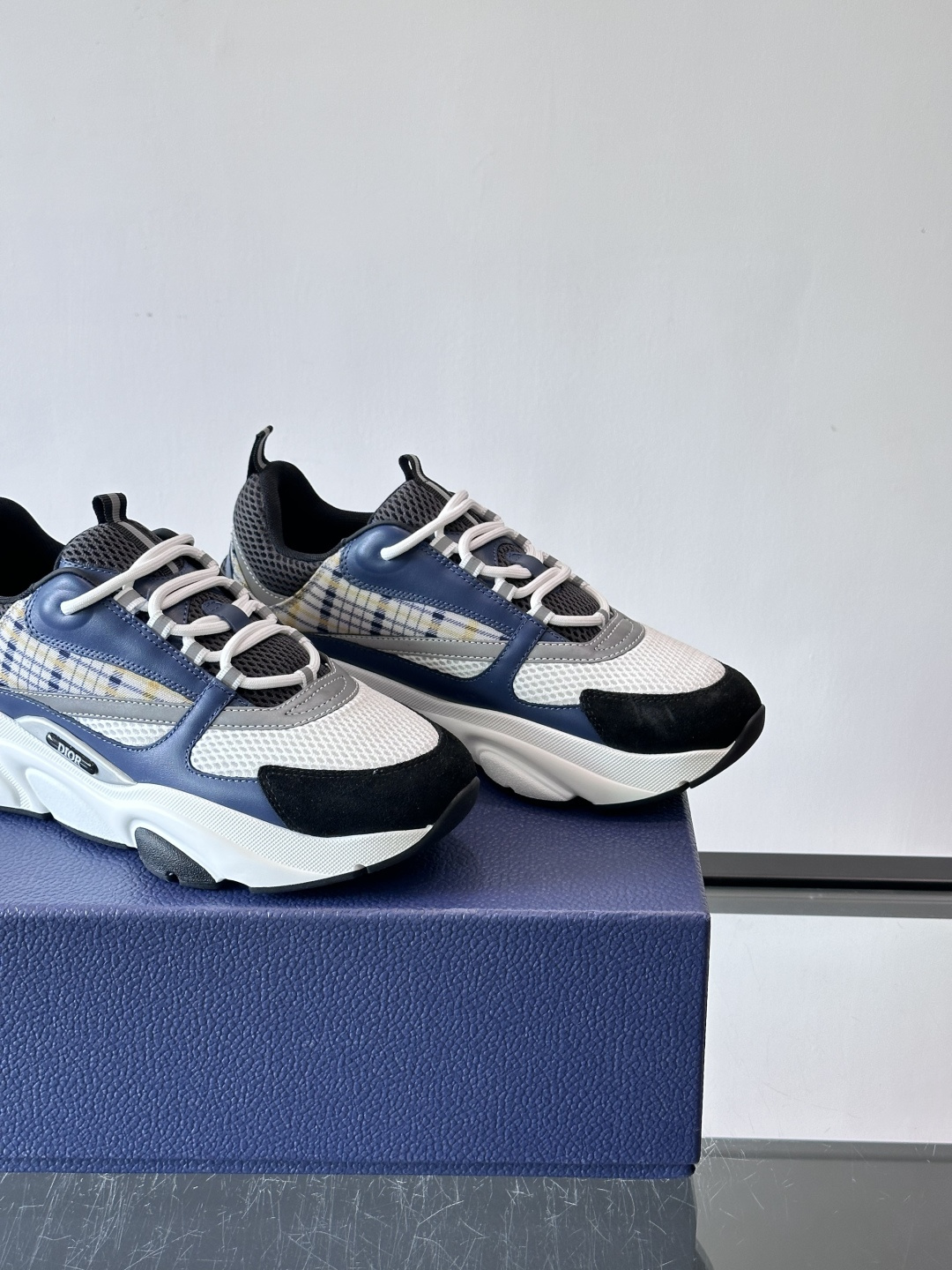 Dior B22复古慢跑鞋，灵感来自经典慢跑鞋，低帮厚底设计，牛皮革+网眼织物拼接，质感满分又透气。黑白