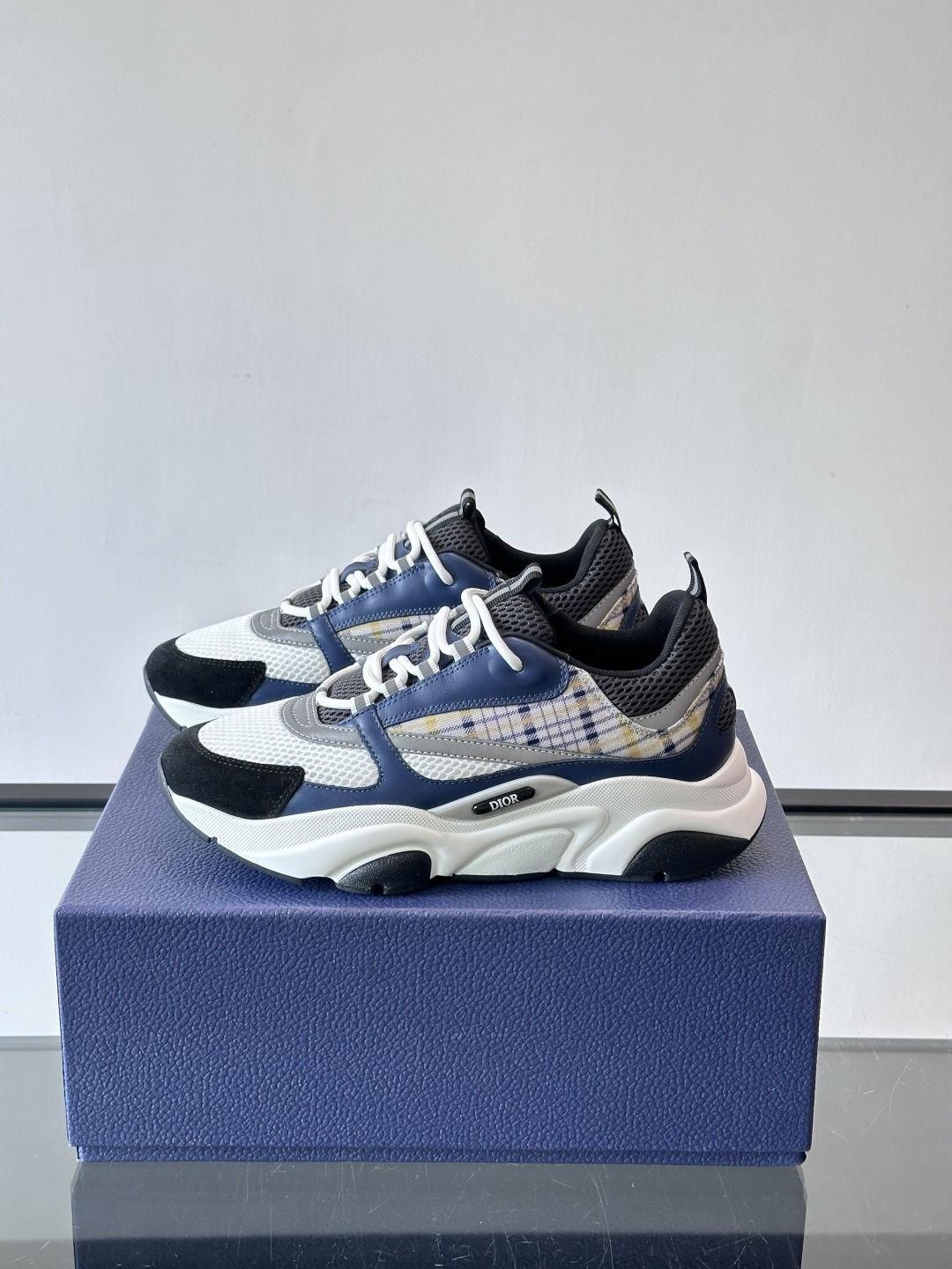Dior B22复古慢跑鞋，灵感来自经典慢跑鞋，低帮厚底设计，牛皮革+网眼织物拼接，质感满分又透气。黑白