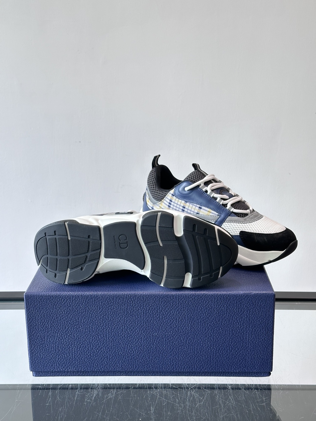 Dior B22复古慢跑鞋，灵感来自经典慢跑鞋，低帮厚底设计，牛皮革+网眼织物拼接，质感满分又透气。黑白