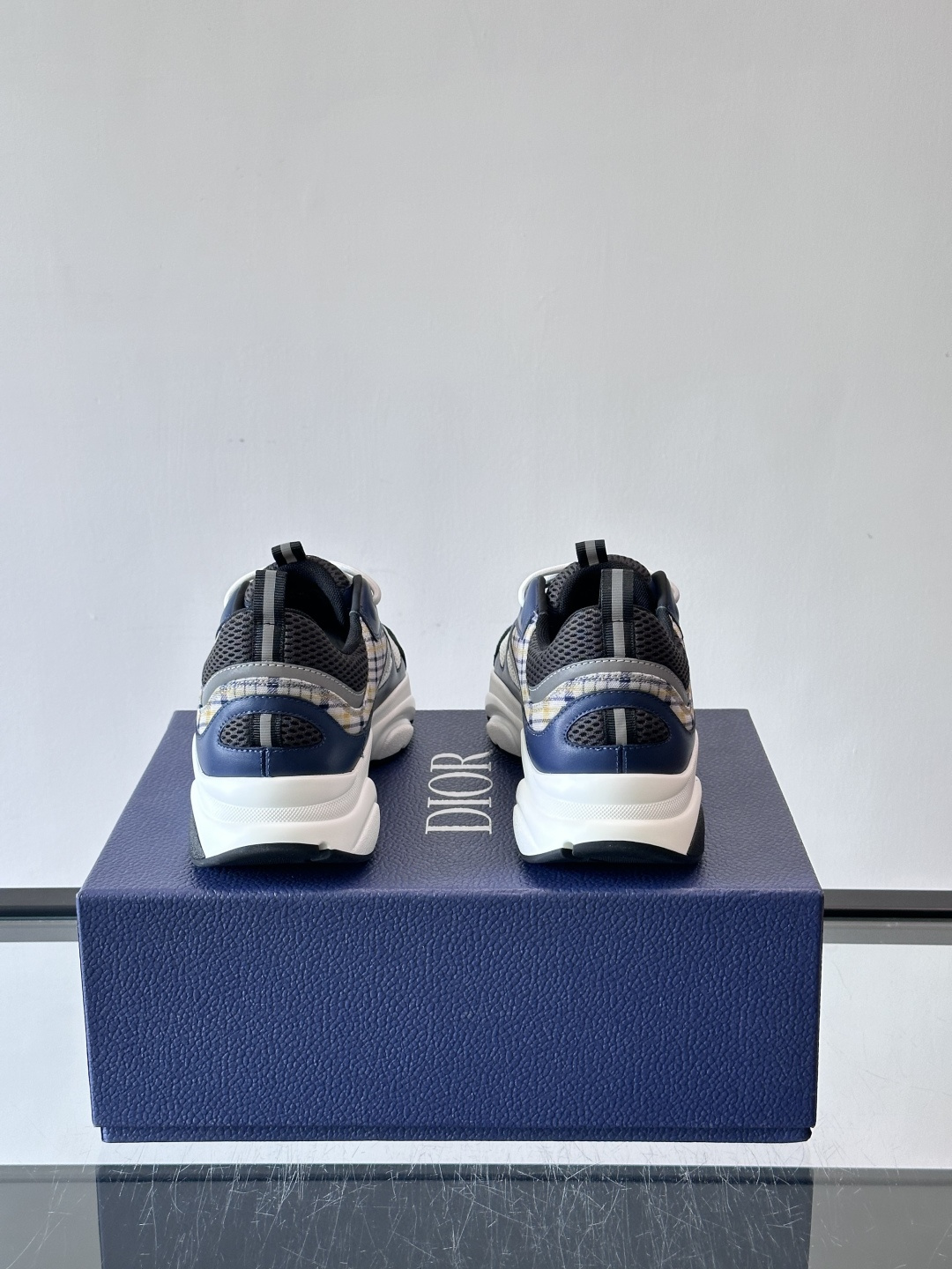 Dior B22复古慢跑鞋，灵感来自经典慢跑鞋，低帮厚底设计，牛皮革+网眼织物拼接，质感满分又透气。黑白
