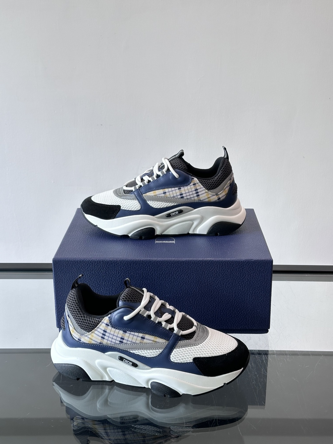 Dior B22复古慢跑鞋，灵感来自经典慢跑鞋，低帮厚底设计，牛皮革+网眼织物拼接，质感满分又透气。黑白