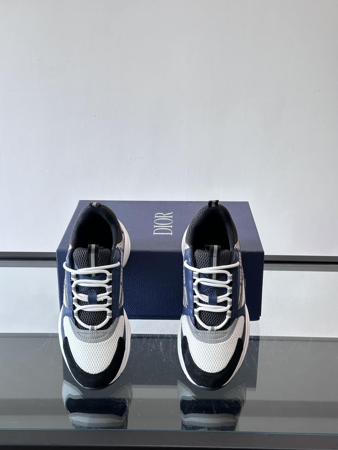 Dior B22复古慢跑鞋，灵感来自经典慢跑鞋，低帮厚底设计，牛皮革+网眼织物拼接，质感满分又透气。黑白