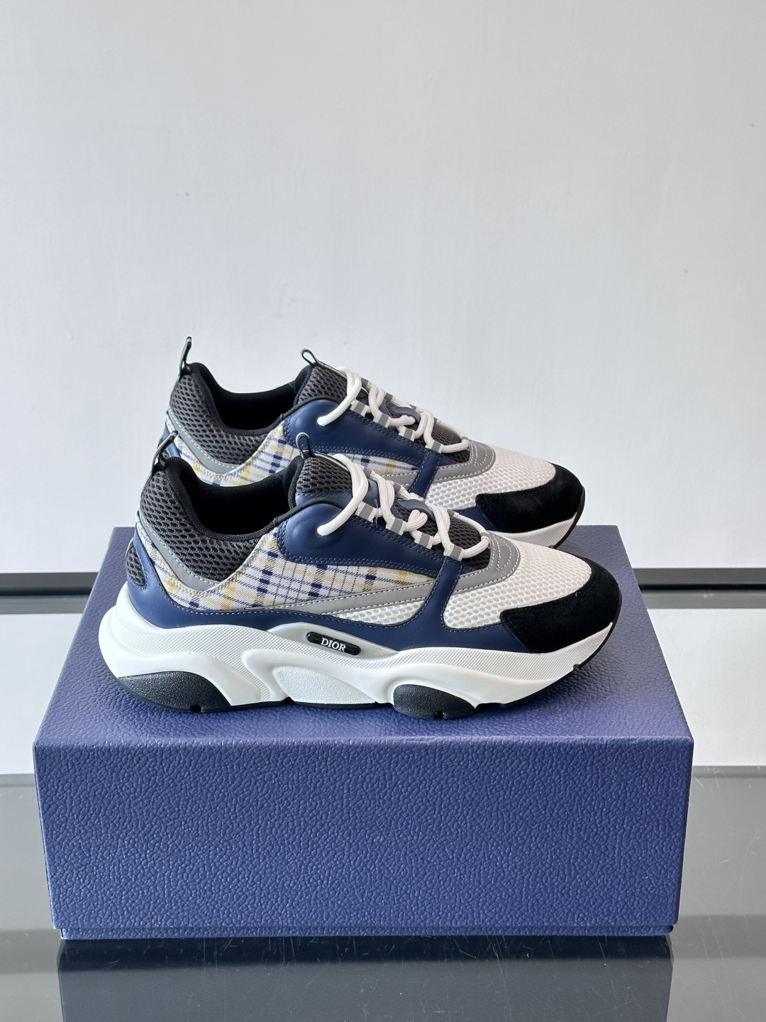 Dior B22复古慢跑鞋，灵感来自经典慢跑鞋，低帮厚底设计，牛皮革+网眼织物拼接，质感满分又透气。黑白