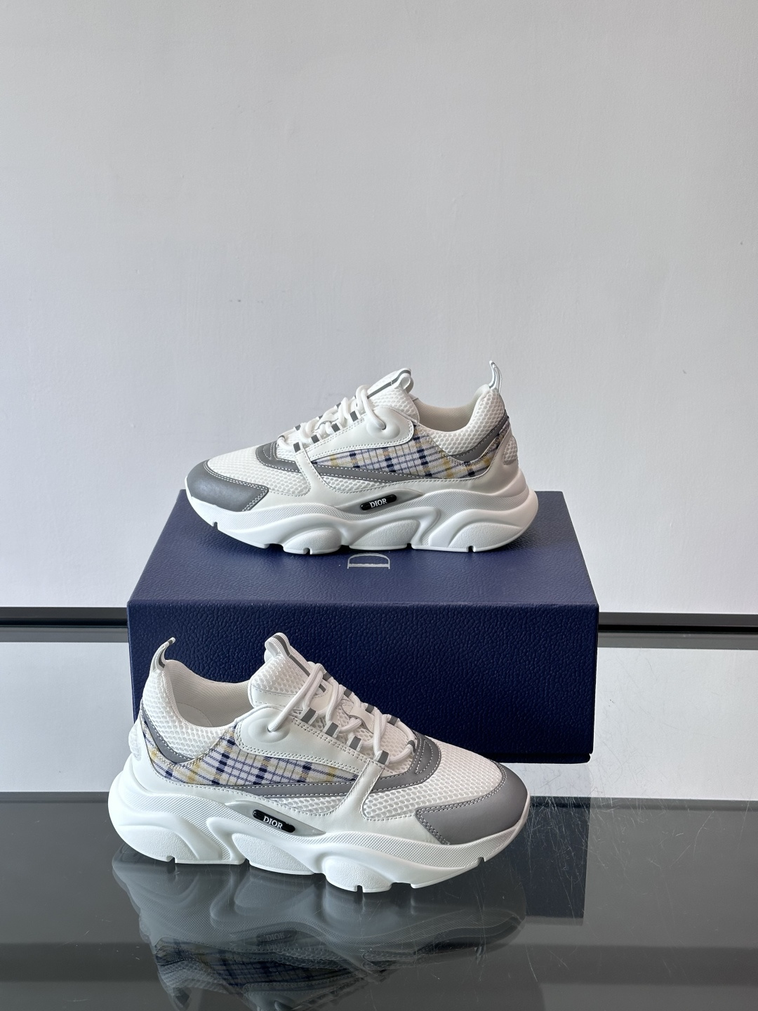 Dior B22复古慢跑鞋，灵感来自经典慢跑鞋，低帮厚底设计，牛皮革+网眼织物拼接，质感满分又透气。黑白