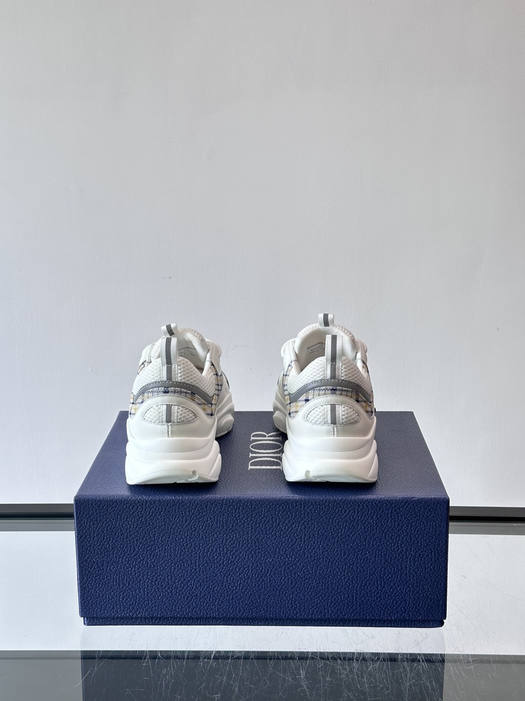 Dior B22复古慢跑鞋，灵感来自经典慢跑鞋，低帮厚底设计，牛皮革+网眼织物拼接，质感满分又透气。黑白
