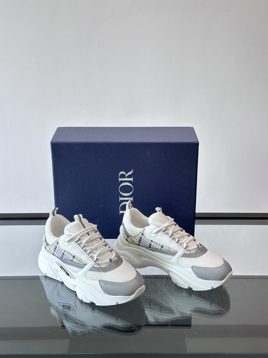 Dior B22复古慢跑鞋，灵感来自经典慢跑鞋，低帮厚底设计，牛皮革+网眼织物拼接，质感满分又透气。黑白