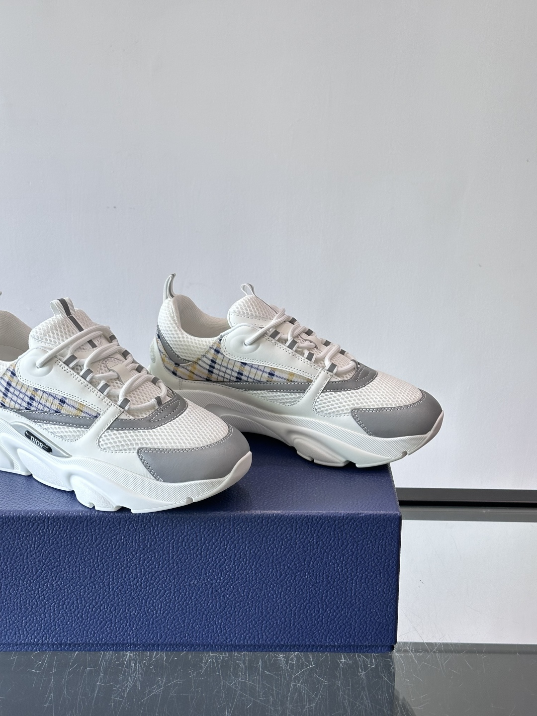 Dior B22复古慢跑鞋，灵感来自经典慢跑鞋，低帮厚底设计，牛皮革+网眼织物拼接，质感满分又透气。黑白