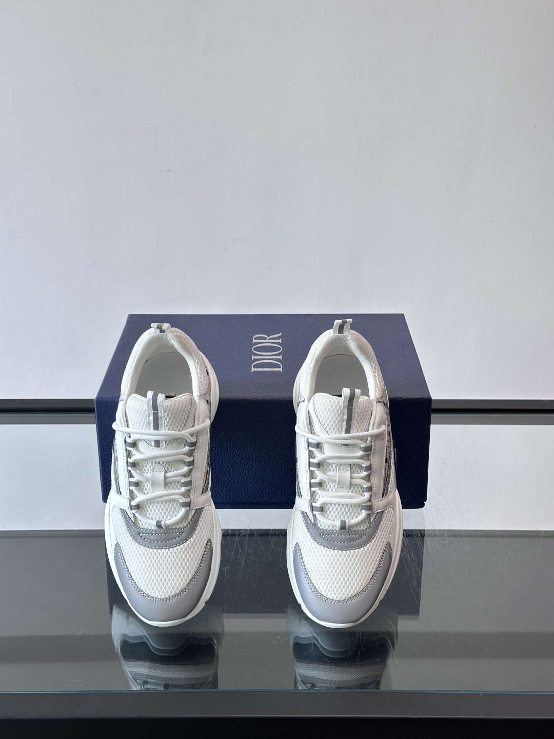 Dior B22复古慢跑鞋，灵感来自经典慢跑鞋，低帮厚底设计，牛皮革+网眼织物拼接，质感满分又透气。黑白
