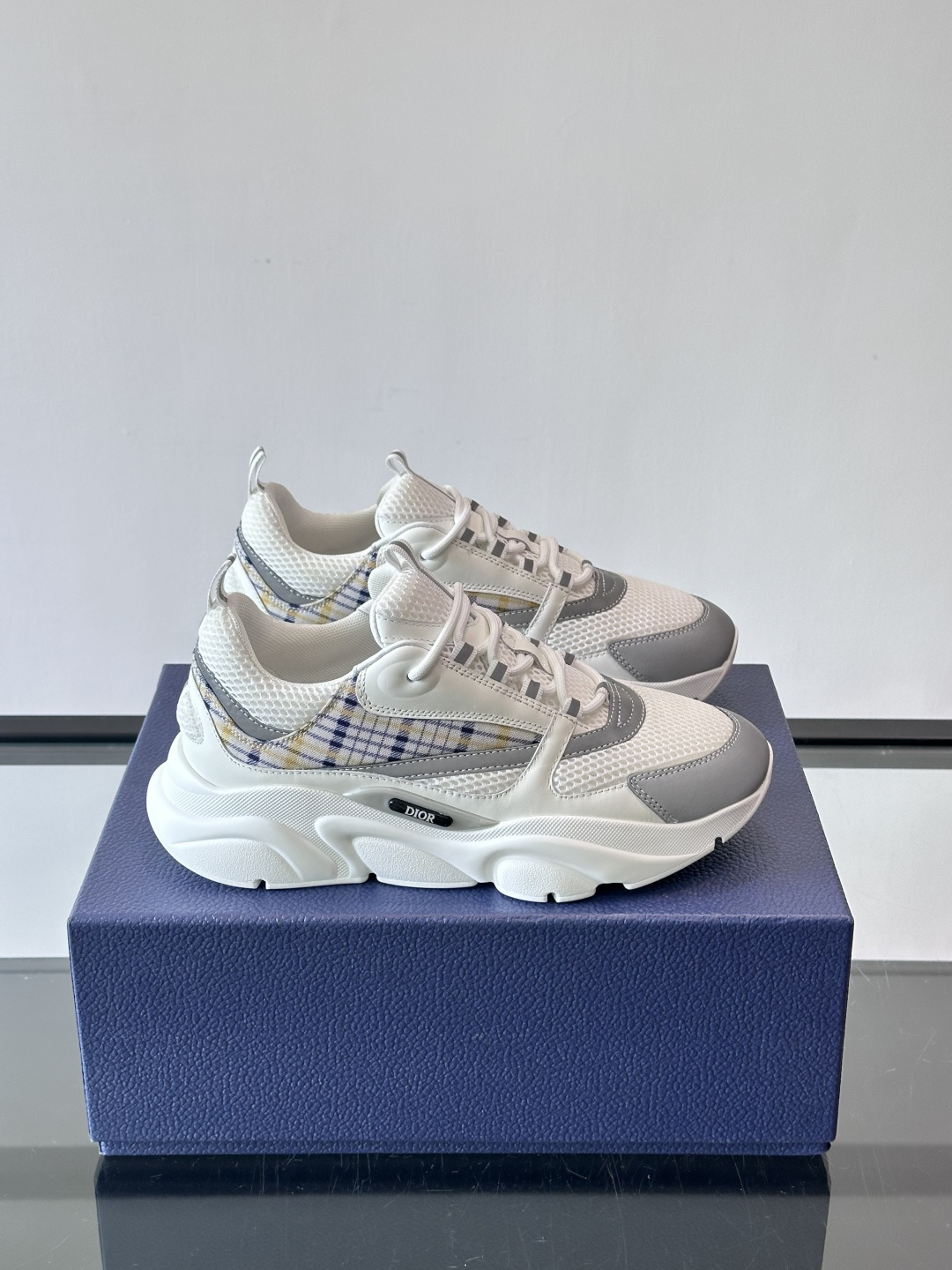 Dior B22复古慢跑鞋，灵感来自经典慢跑鞋，低帮厚底设计，牛皮革+网眼织物拼接，质感满分又透气。黑白