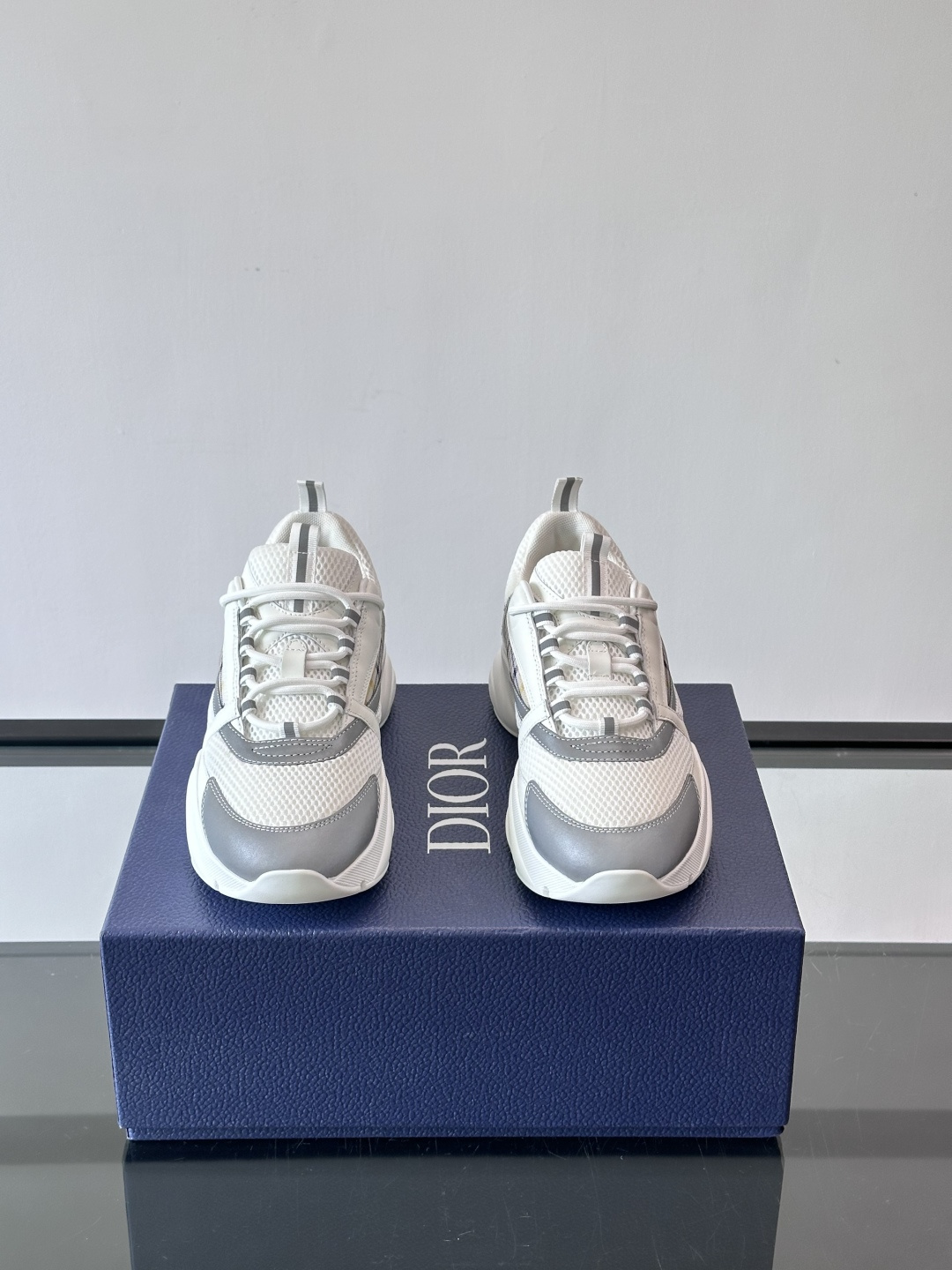 Dior B22复古慢跑鞋，灵感来自经典慢跑鞋，低帮厚底设计，牛皮革+网眼织物拼接，质感满分又透气。黑白