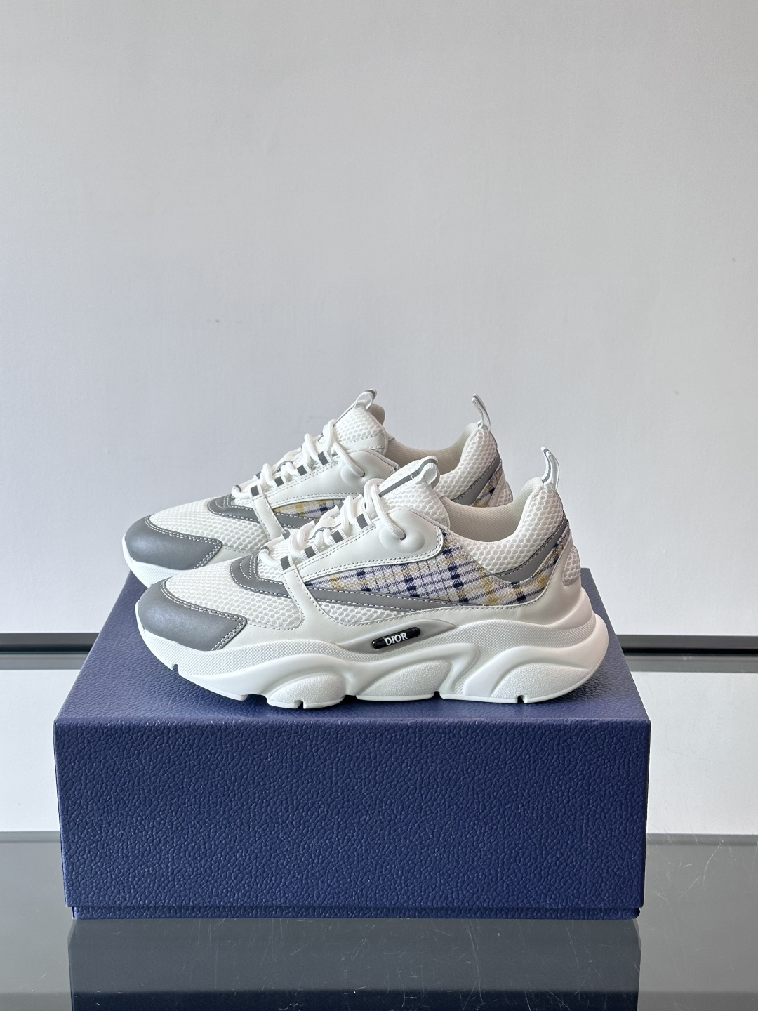 Dior B22复古慢跑鞋，灵感来自经典慢跑鞋，低帮厚底设计，牛皮革+网眼织物拼接，质感满分又透气。黑白