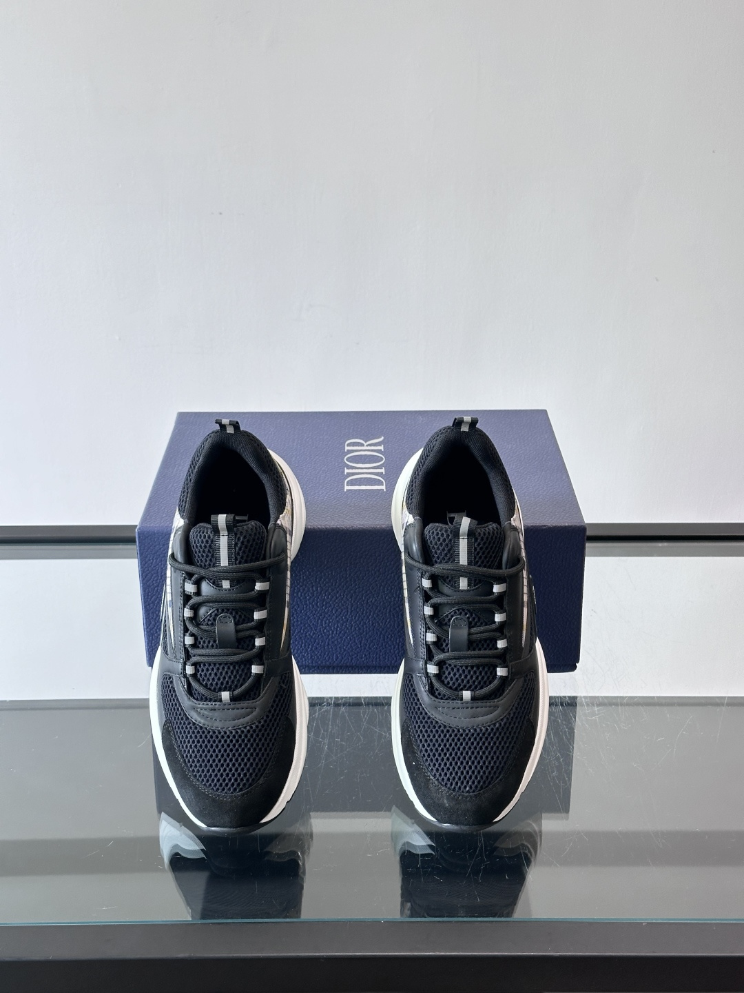Dior B22复古慢跑鞋，灵感来自经典慢跑鞋，低帮厚底设计，牛皮革+网眼织物拼接，质感满分又透气。黑白