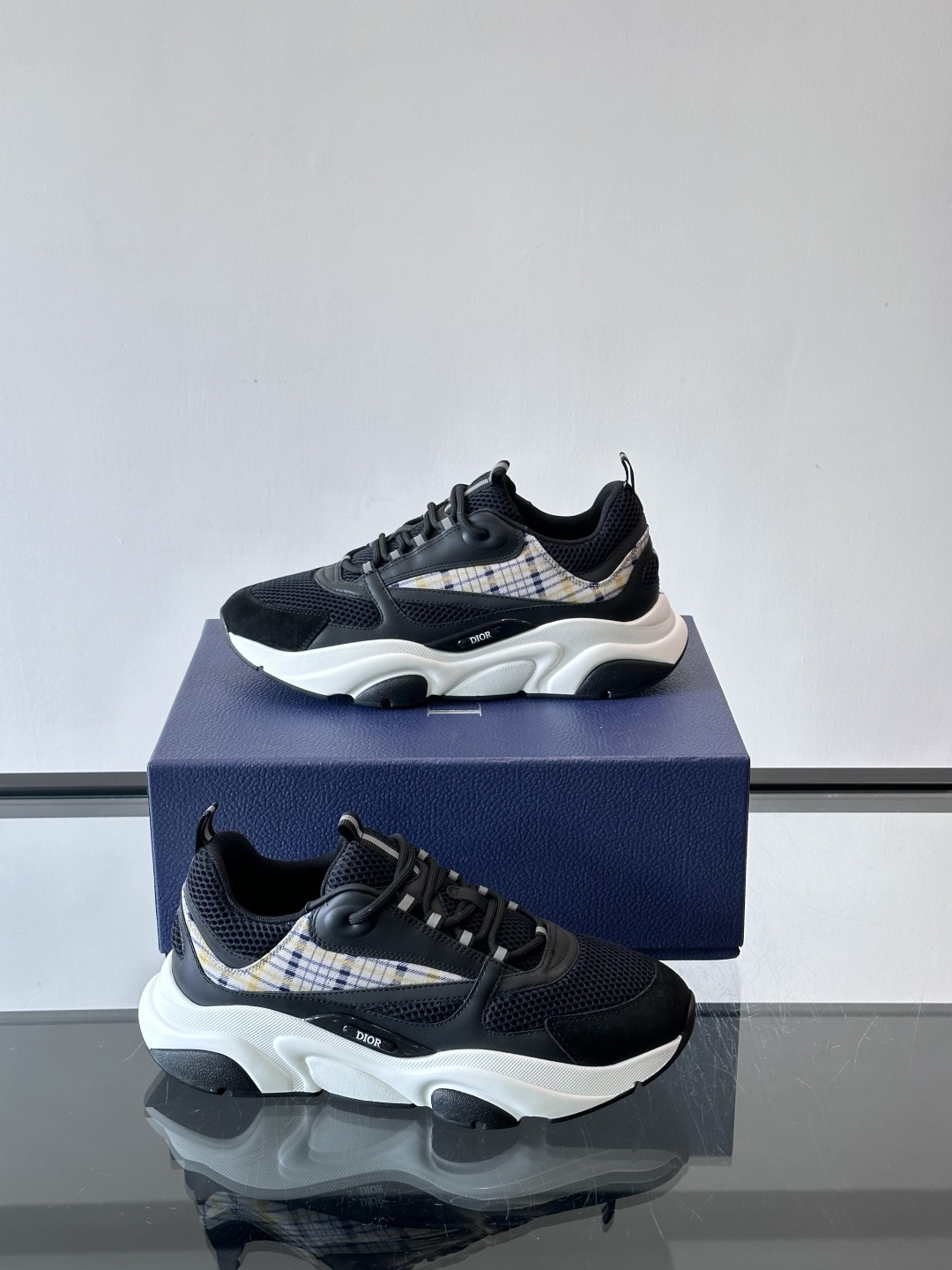 Dior B22复古慢跑鞋，灵感来自经典慢跑鞋，低帮厚底设计，牛皮革+网眼织物拼接，质感满分又透气。黑白