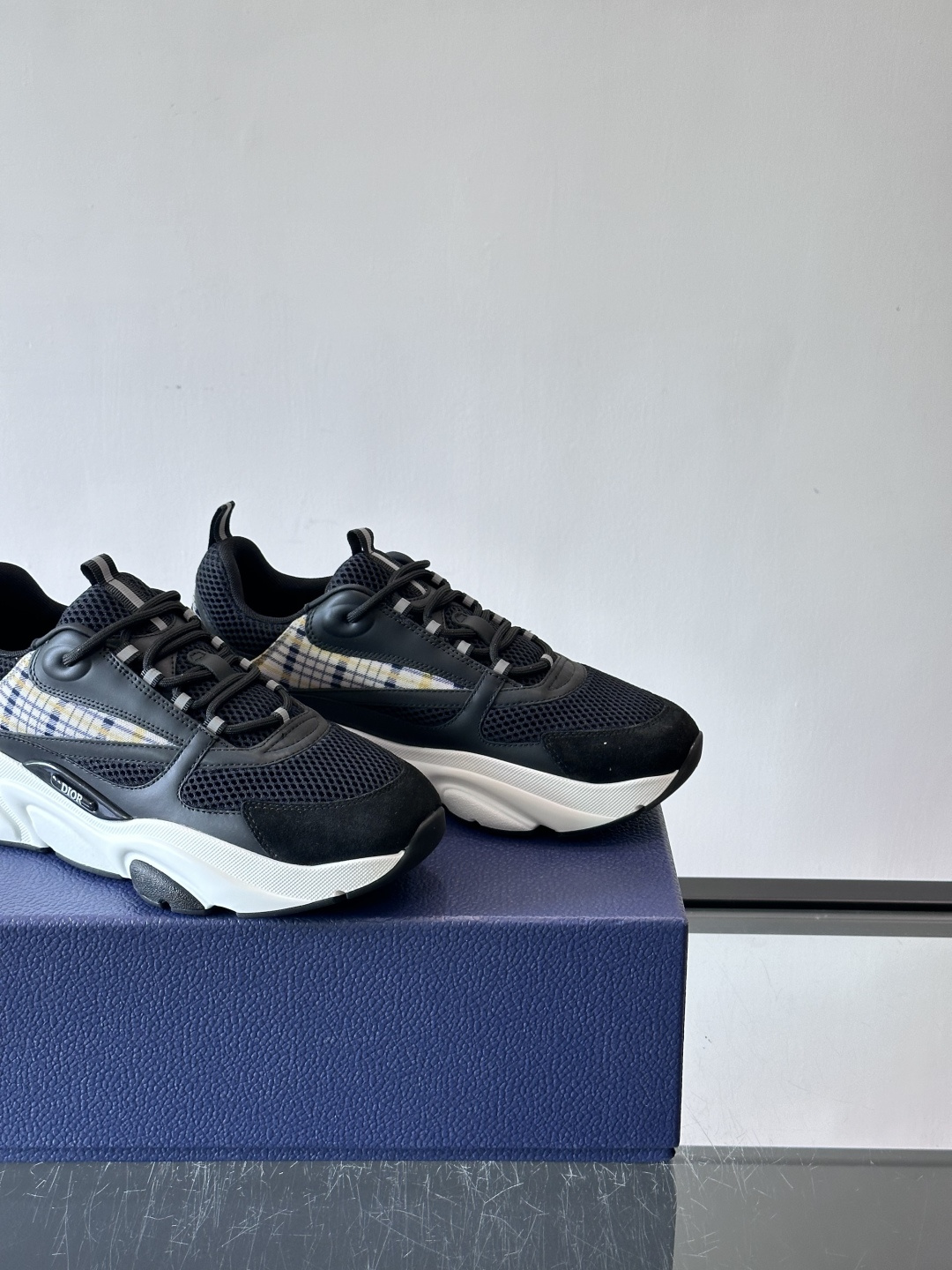 Dior B22复古慢跑鞋，灵感来自经典慢跑鞋，低帮厚底设计，牛皮革+网眼织物拼接，质感满分又透气。黑白