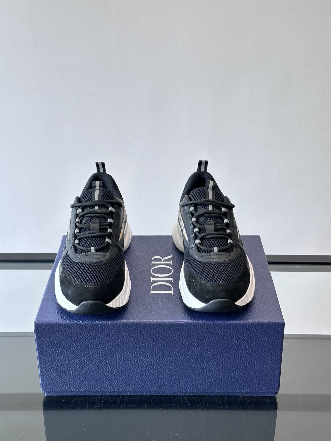 Dior B22复古慢跑鞋，灵感来自经典慢跑鞋，低帮厚底设计，牛皮革+网眼织物拼接，质感满分又透气。黑白