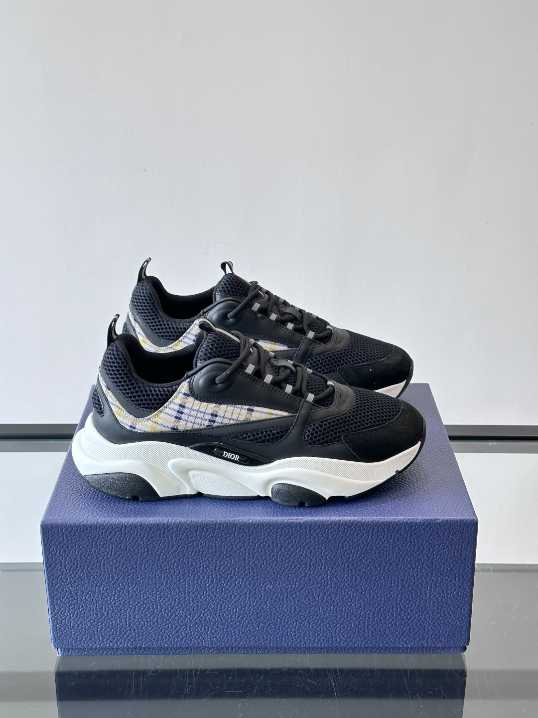 Dior B22复古慢跑鞋，灵感来自经典慢跑鞋，低帮厚底设计，牛皮革+网眼织物拼接，质感满分又透气。黑白
