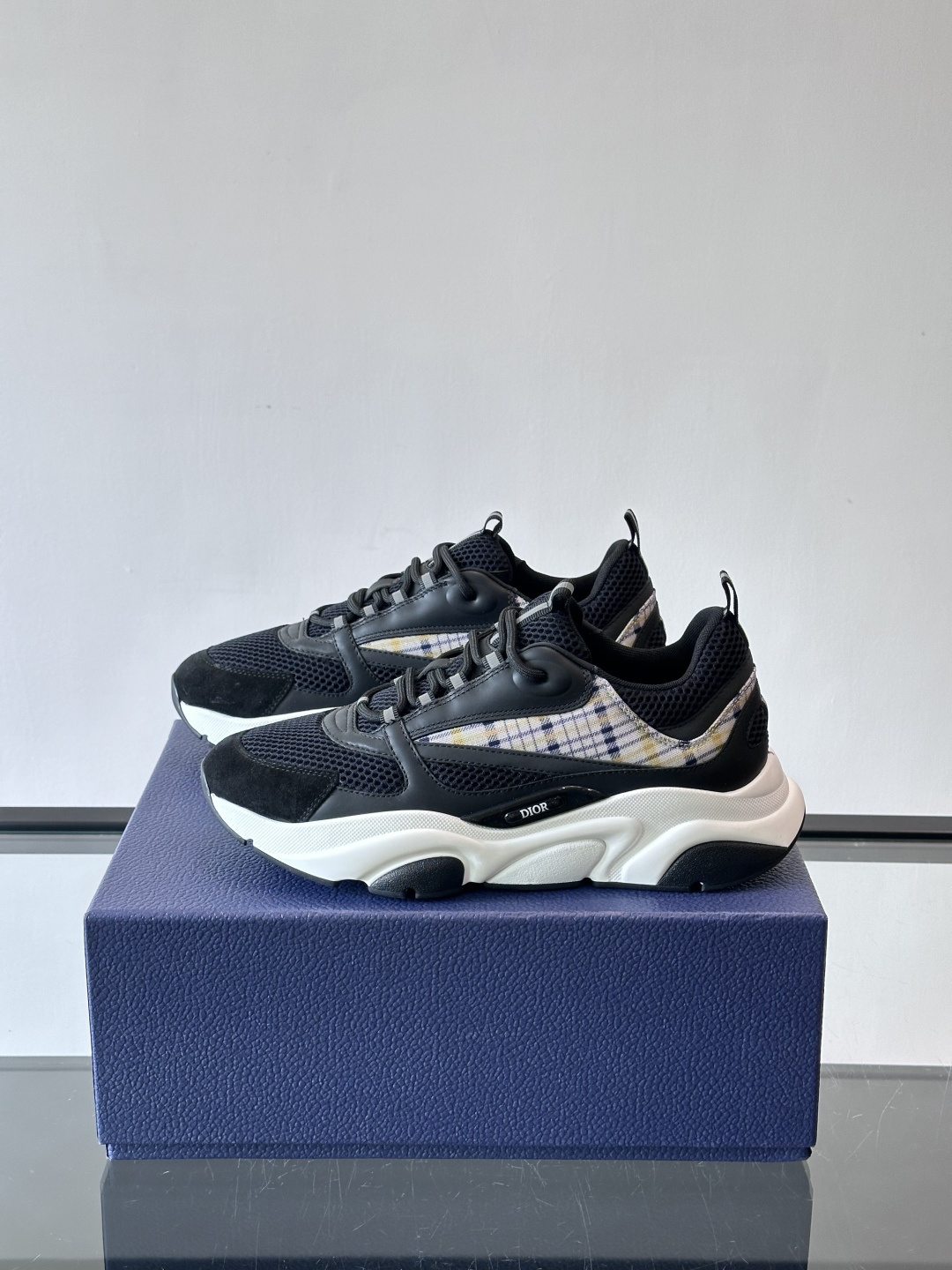 Dior B22复古慢跑鞋，灵感来自经典慢跑鞋，低帮厚底设计，牛皮革+网眼织物拼接，质感满分又透气。黑白