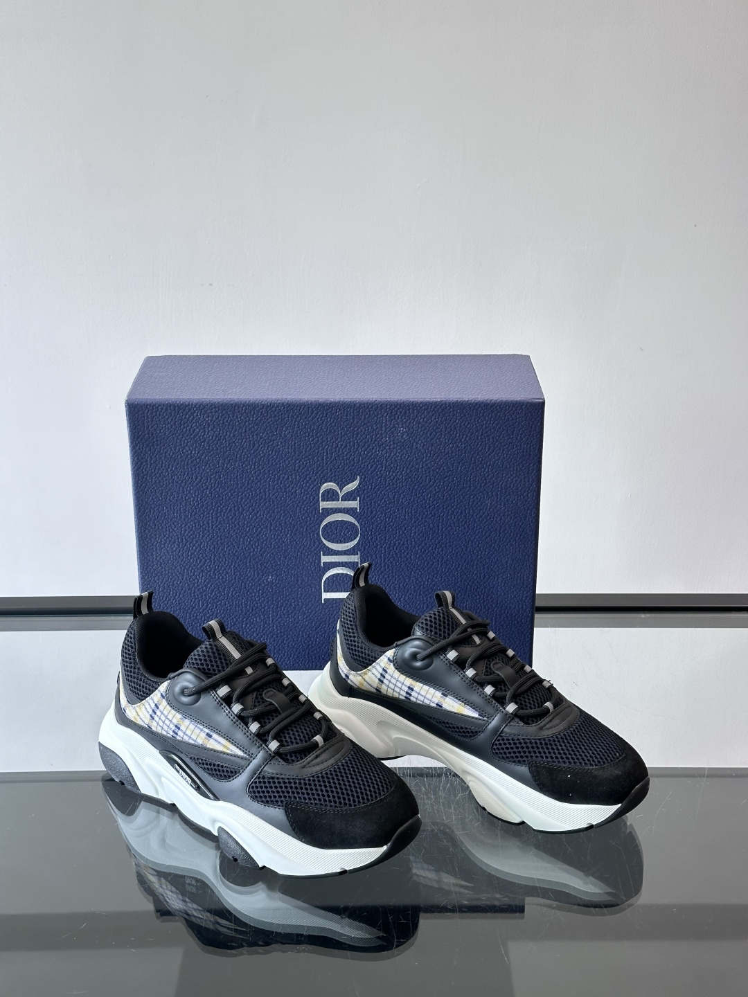 Dior B22复古慢跑鞋，灵感来自经典慢跑鞋，低帮厚底设计，牛皮革+网眼织物拼接，质感满分又透气。黑白