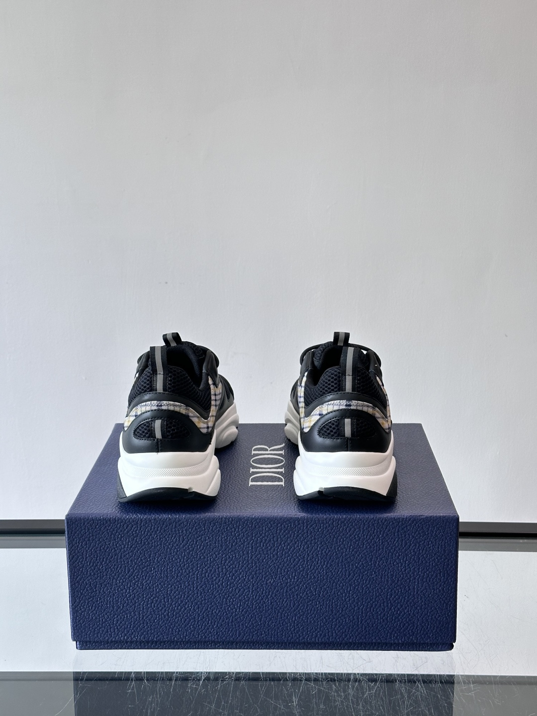 Dior B22复古慢跑鞋，灵感来自经典慢跑鞋，低帮厚底设计，牛皮革+网眼织物拼接，质感满分又透气。黑白