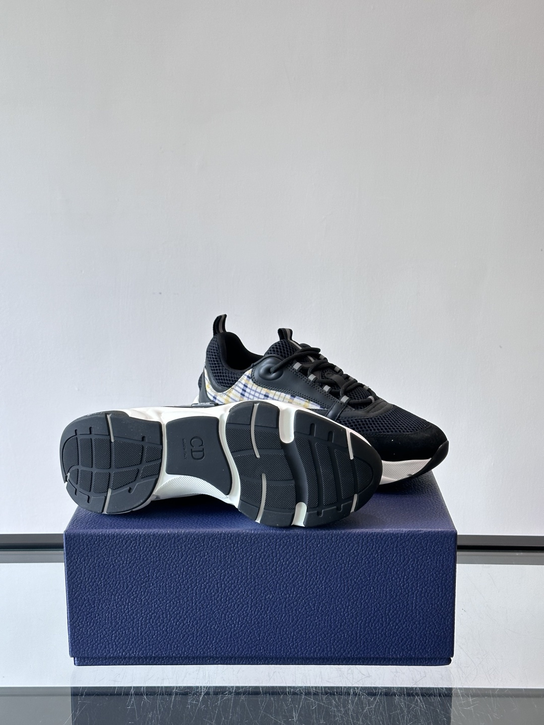 Dior B22复古慢跑鞋，灵感来自经典慢跑鞋，低帮厚底设计，牛皮革+网眼织物拼接，质感满分又透气。黑白