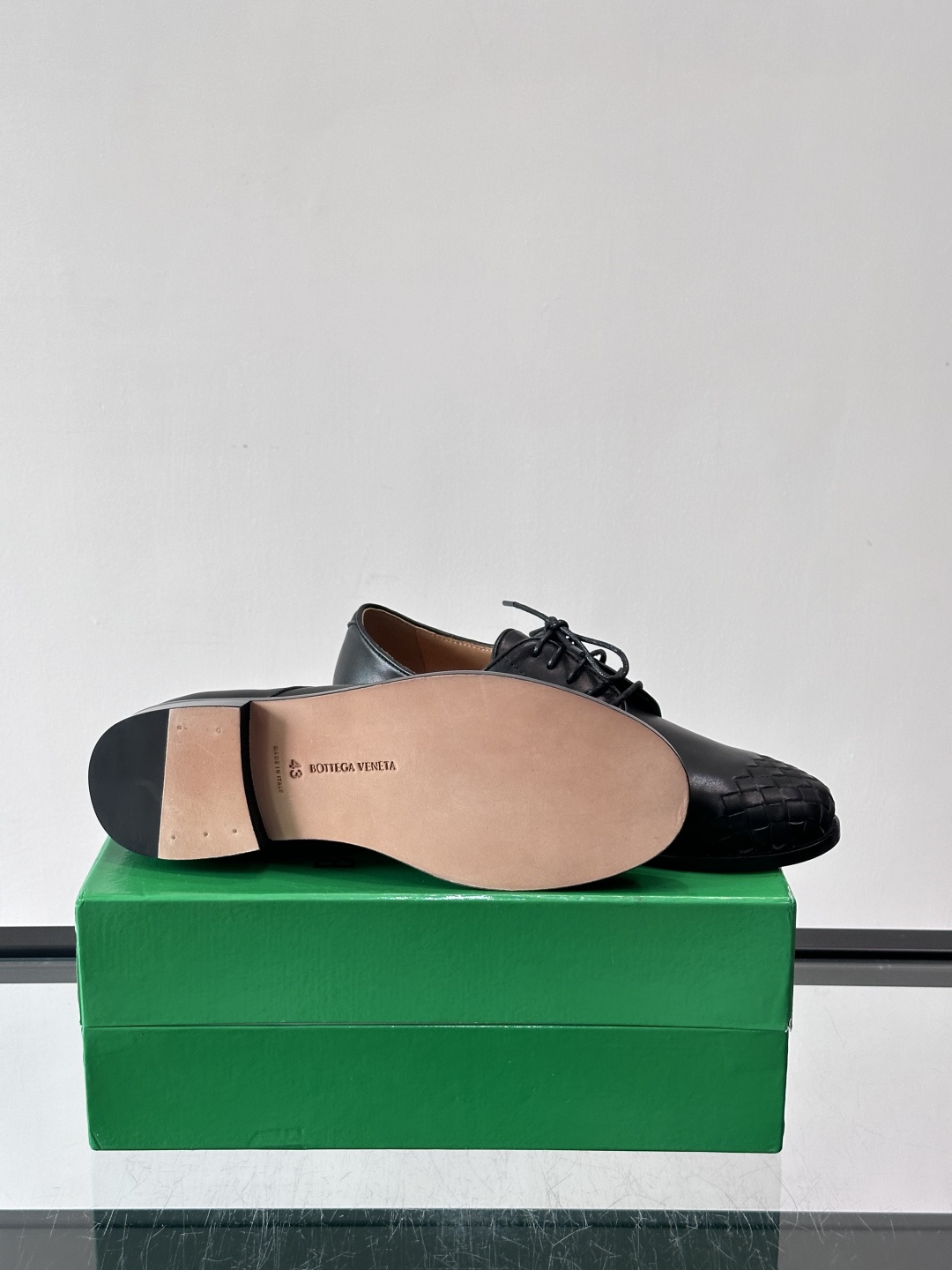 BV 新款情侣款👫休闲真皮大底皮鞋，这款休闲皮鞋选用柔软小牛皮纯手工编织，成就轻盈质地，精致真皮衬里，经