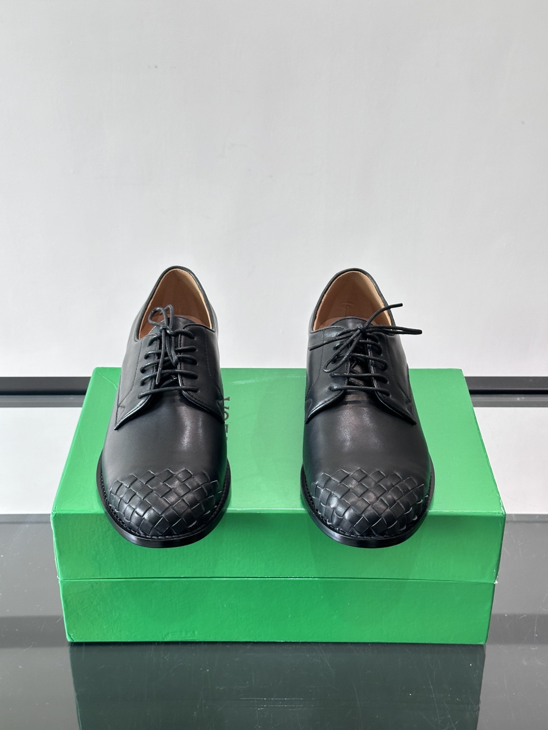 BV 新款情侣款👫休闲真皮大底皮鞋，这款休闲皮鞋选用柔软小牛皮纯手工编织，成就轻盈质地，精致真皮衬里，经