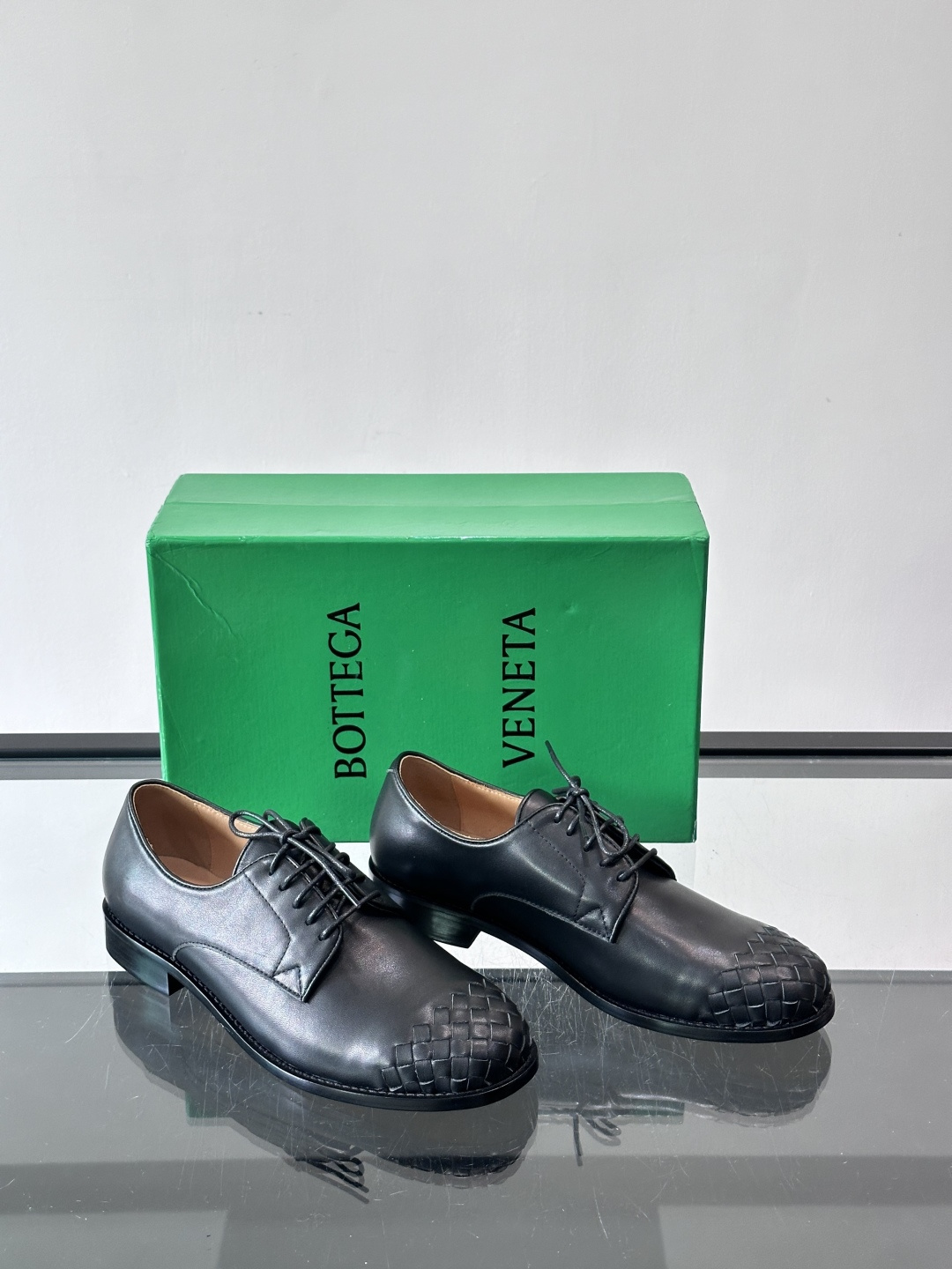 BV 新款情侣款👫休闲真皮大底皮鞋，这款休闲皮鞋选用柔软小牛皮纯手工编织，成就轻盈质地，精致真皮衬里，经