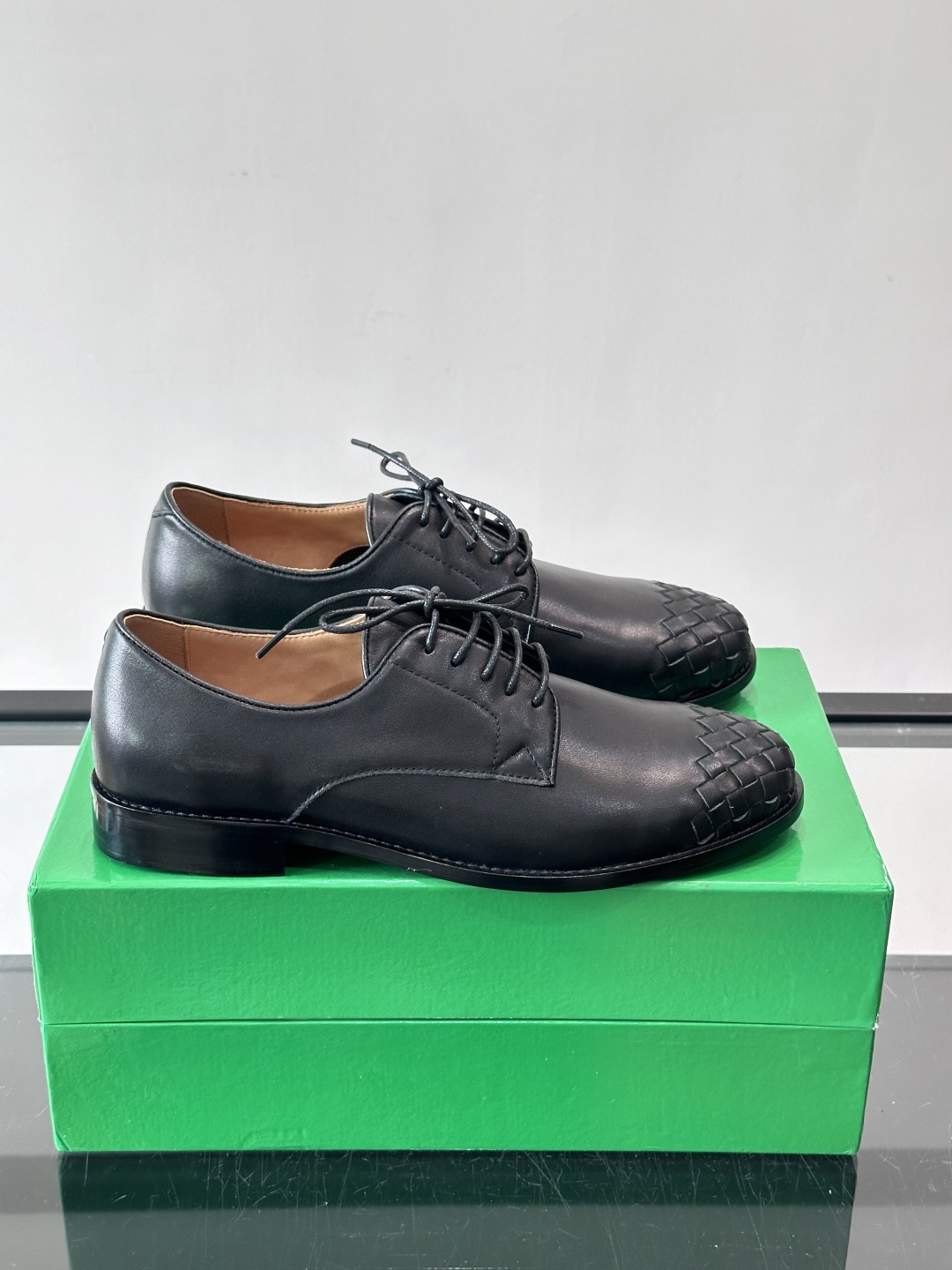 BV 新款情侣款👫休闲真皮大底皮鞋，这款休闲皮鞋选用柔软小牛皮纯手工编织，成就轻盈质地，精致真皮衬里，经