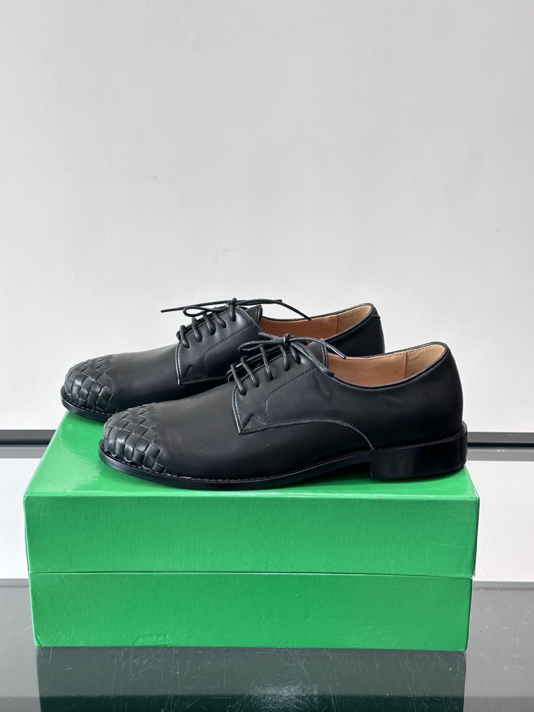 BV 新款情侣款👫休闲真皮大底皮鞋，这款休闲皮鞋选用柔软小牛皮纯手工编织，成就轻盈质地，精致真皮衬里，经