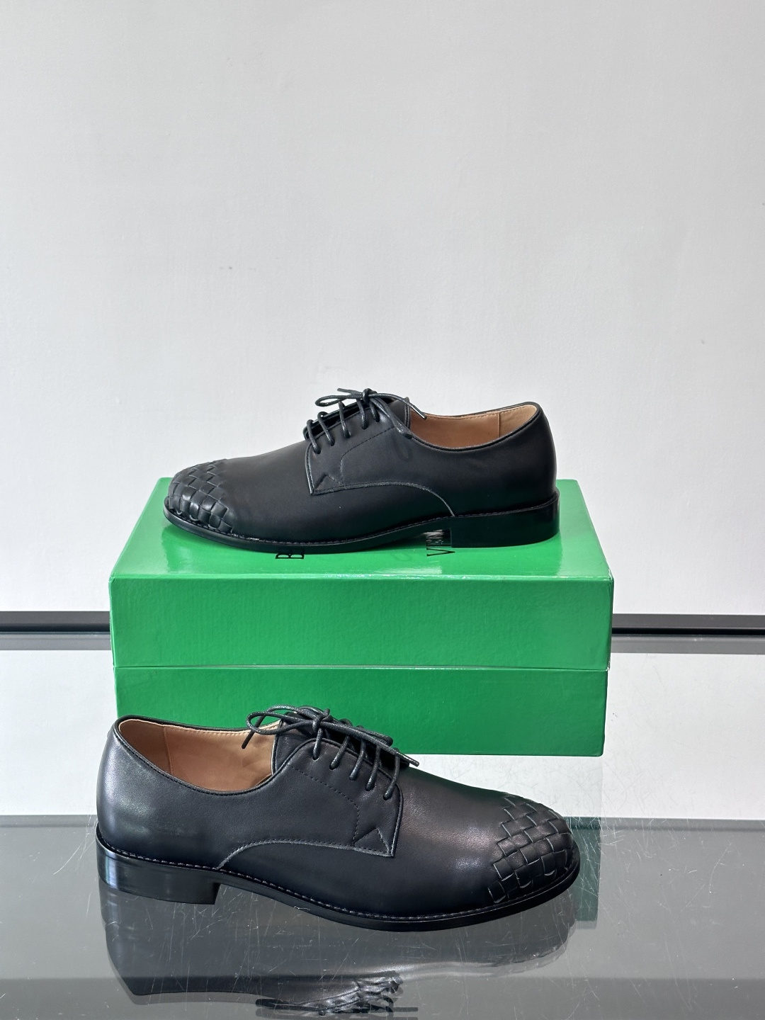 BV 新款情侣款👫休闲真皮大底皮鞋，这款休闲皮鞋选用柔软小牛皮纯手工编织，成就轻盈质地，精致真皮衬里，经