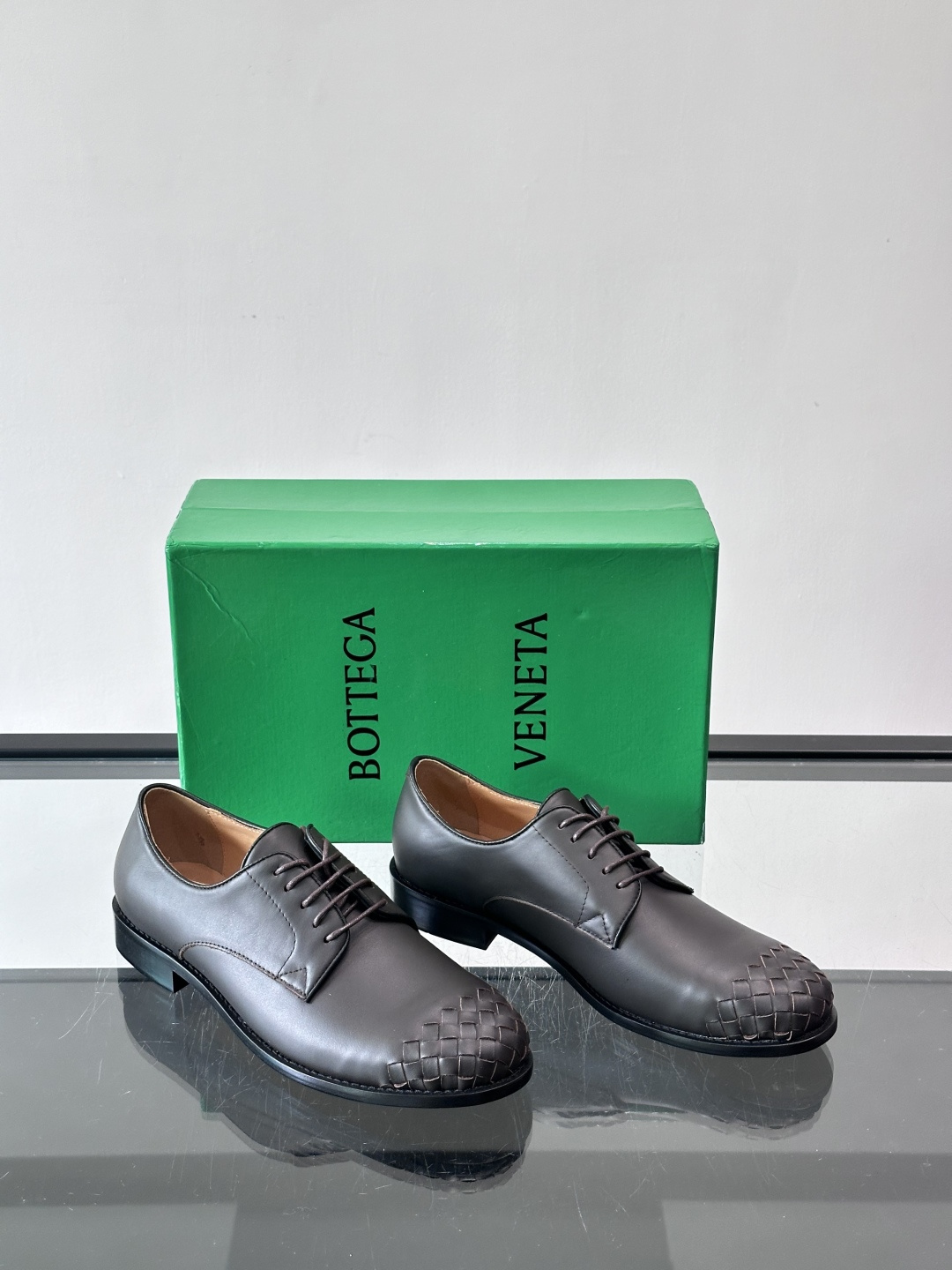 BV 新款情侣款👫休闲真皮大底皮鞋，这款休闲皮鞋选用柔软小牛皮纯手工编织，成就轻盈质地，精致真皮衬里，经