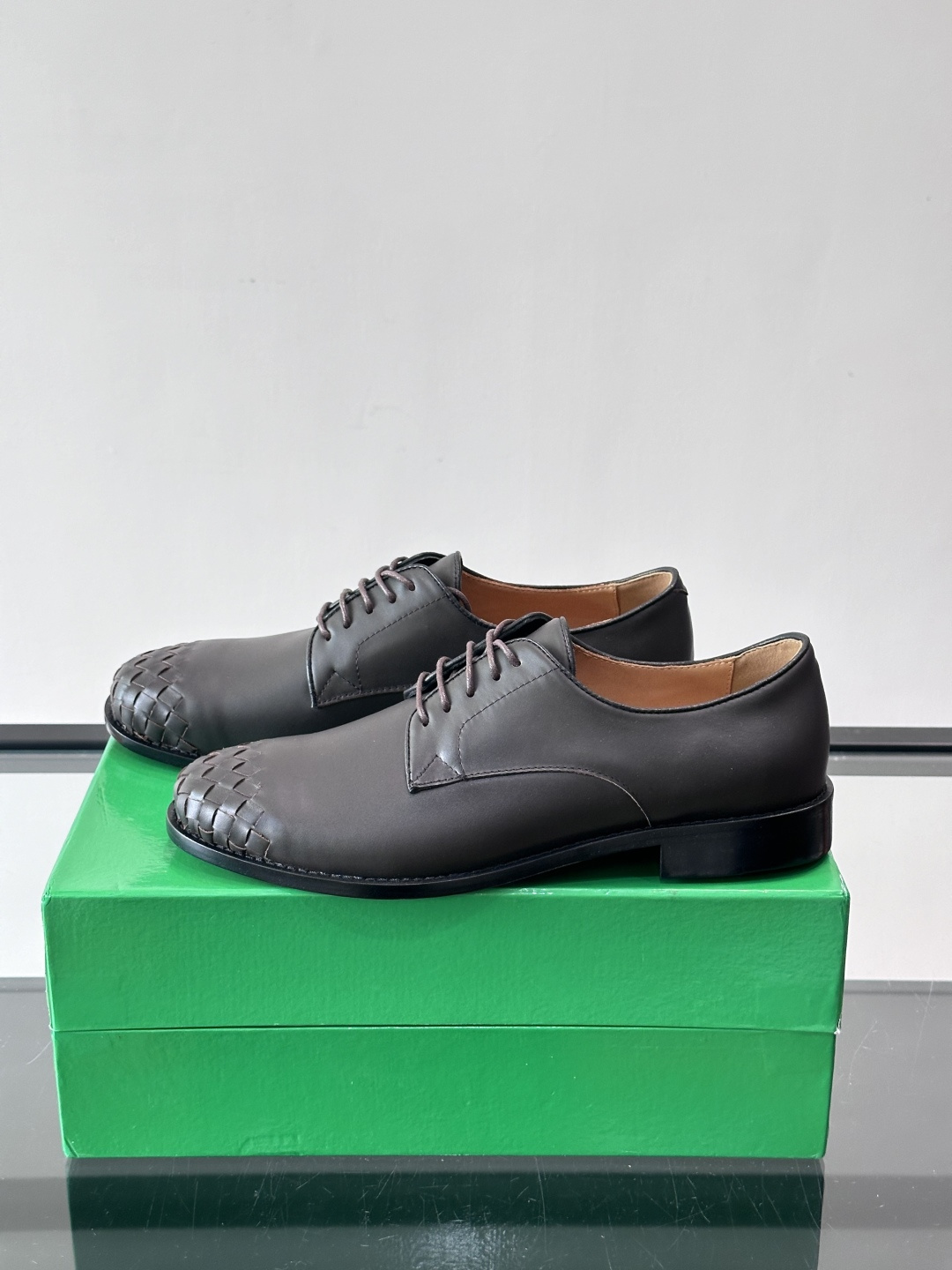 BV 新款情侣款👫休闲真皮大底皮鞋，这款休闲皮鞋选用柔软小牛皮纯手工编织，成就轻盈质地，精致真皮衬里，经