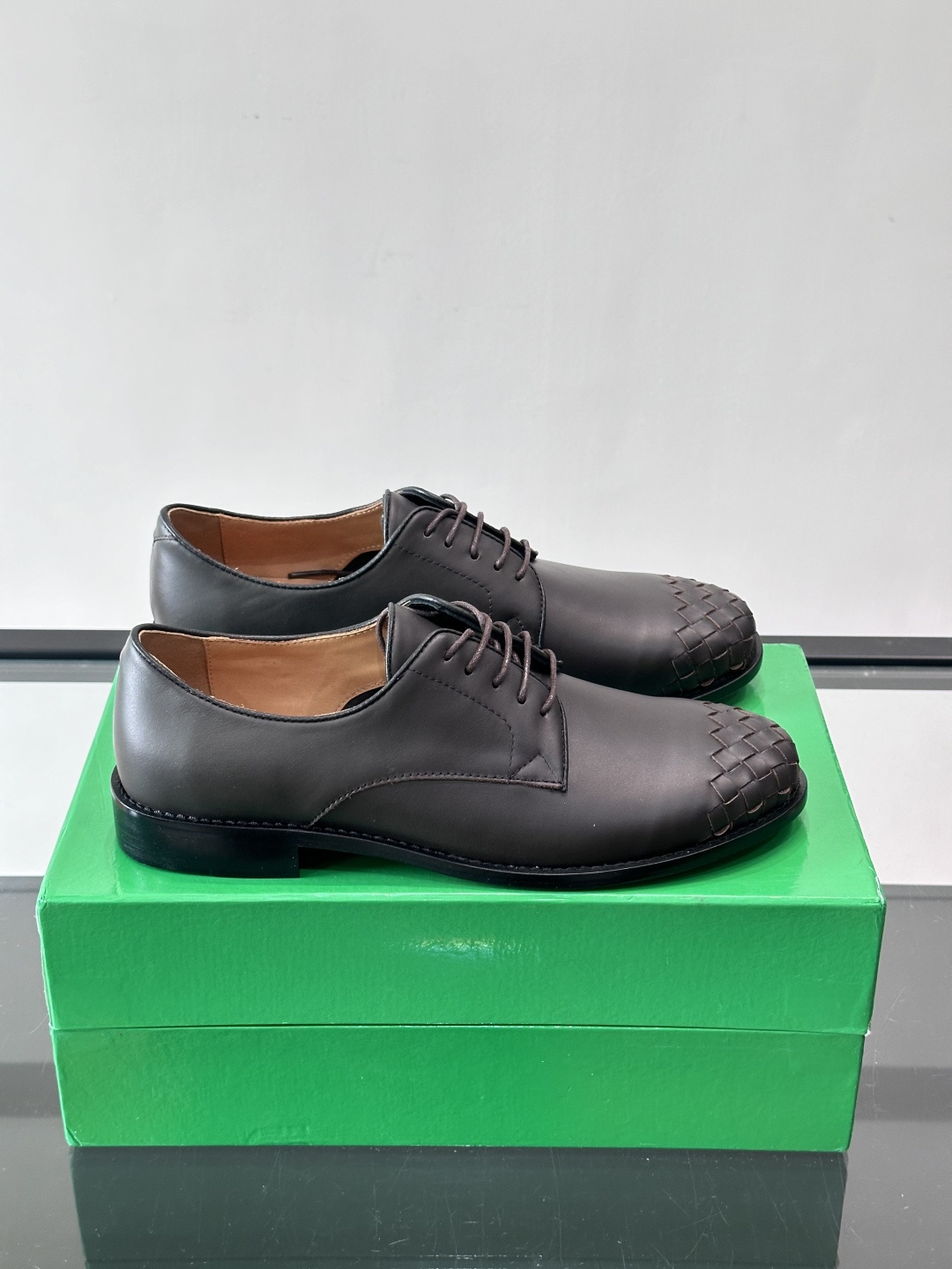 BV 新款情侣款👫休闲真皮大底皮鞋，这款休闲皮鞋选用柔软小牛皮纯手工编织，成就轻盈质地，精致真皮衬里，经